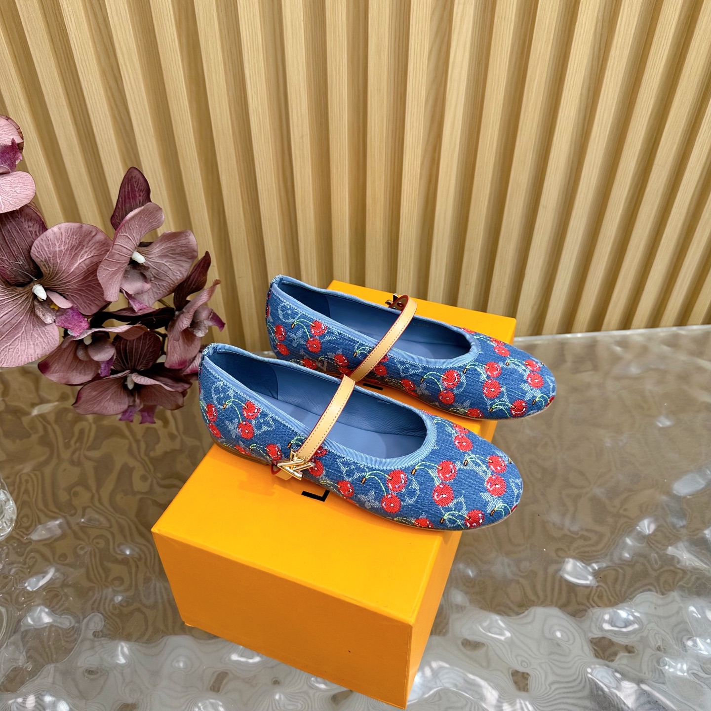 NO:405940,LV | Louis Vuitton 25 early spring new product Top version counter with the latest model Mary Jane patent leather single shoes Hard goods are new ——————— Print Denim Upper cowhide print/denim embroidery Imported goatskin lining outsole leather outsole Shoe size: 35-42 (customized, 41, 42, no return or exchange), ballet shoes, louis vuitton, louis vuitton, mary jane, cowhide, sheepskin, Leather soles19860909LV | 路易威登 25 早春新品 顶级版本专柜主打最新款 玛丽珍漆皮单鞋 硬货上新 —————————印花 牛仔 鞋面牛皮印花/牛仔布刺绣 内里进口山羊皮里 大底真皮大底 鞋码: 35-42（40、41、42定制不退换）,芭蕾舞鞋,louis vuitton,louis vuitton,mary jane,cowhide,sheepskin,Leather soles,Women's Shoes