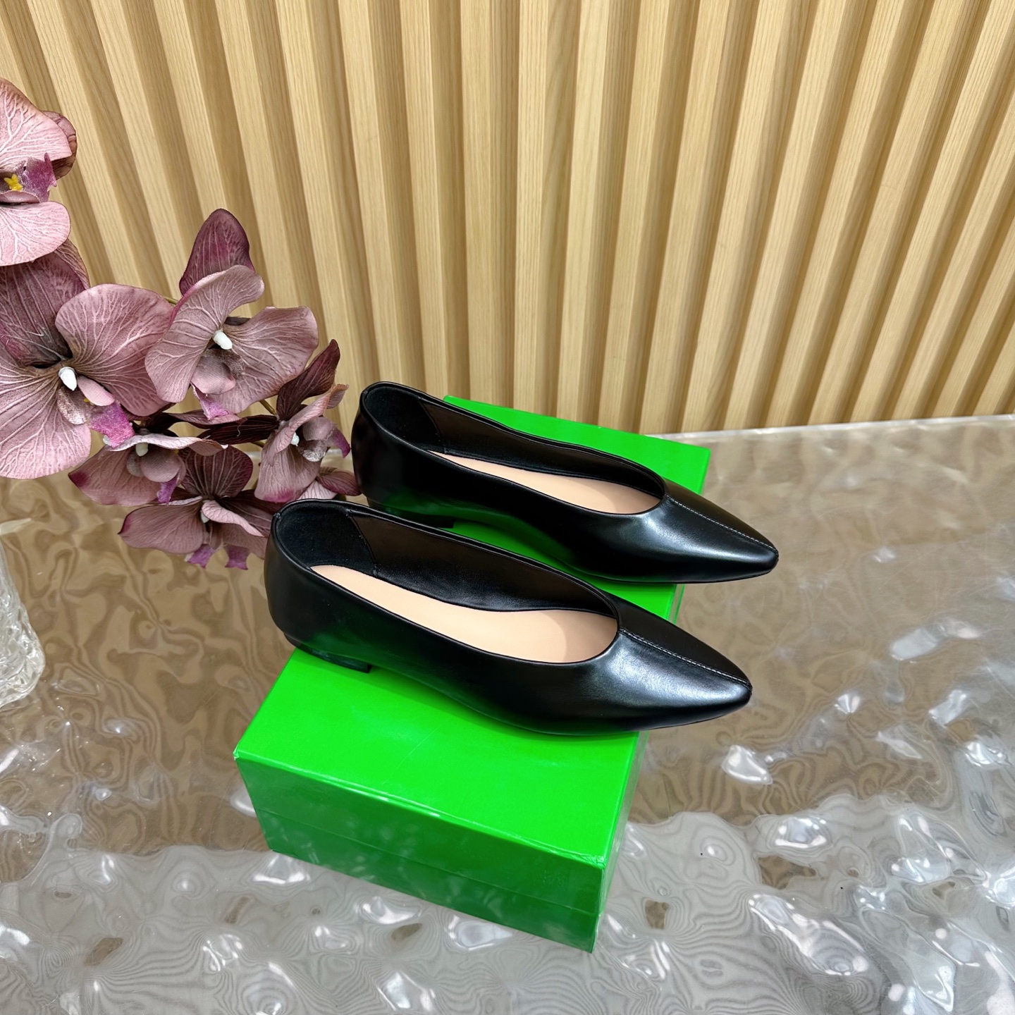 NO:406278,Bottega Venet* —————————————— Sandals Single Shoes Baodiejia BV latest Adamo series Women's two-wear loafers Original purchase and development Made in the production Bottega Veneta is inspired by the free and casual retro style of the 1990s, and launches a new neutral loafer Adamo series. While ensuring casual and comfortable, there is no shortage of fine styling design, so as to achieve a light foot feeling. With exquisite and avant-garde design, we bring a new interpretation, paying tribute to the personality style in the collision of functions and silhouettes, creating a timeless styling style. Dynamics is one of the important design concepts of Matthieu Blazy. While wearing comfortably, you can also elegantly modify the foot lines, and you can also freely match pants or shorts, and easily control a variety of daily styles. /About material./FABRIC CONTENT fabric  : Cowhide sole: Original open mold non-slip leather outsole Size: 35-41 (40/41 custom made without return or exchange), single shoe sandals, bottega veneta, bottega veneta, bottega veneta, bottega veneta, loafers, sandals, shorts, cowhide, Leather soles19860909Bottega Venet*  —————————凉鞋 单鞋 葆蝶家BV最新款Adamo系列 女款两穿乐福鞋 原版购入开发 做货 Bottega Veneta 以 90年代自由随性的复古风格为灵感,推出全新的中性乐福鞋 Adamo 系列 在保证休闲舒适的同时,不乏造型设计的精细雕琢,以此实现轻盈的脚感.以精致前卫的设计带来全新的演绎,在功能与廓形的碰撞中致敬个性风采、打造永不过时的造型风格.动态”是Matthieu Blazy 的重要设计理念之一. 在穿着舒适的同时,还可以优雅修饰足部线条,更能自由搭配裤装或短裤、轻松驾驭多种日常风格  . /关于材质./ FABRIC CONTENT 面料 : 牛皮 鞋底 : 原版开模防滑真皮大底 Size : 35-41（40/41定做不退换）,单鞋凉鞋,bottega veneta,bottega veneta,bottega veneta,loafers,sandals,shorts,cowhide,Leather soles,Women's Shoes