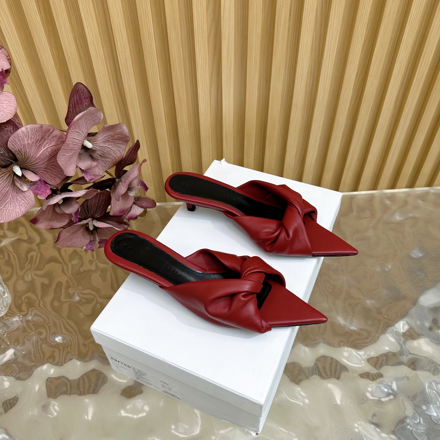 NO:406273,High-quality niche trendy brand CARVEN 25 spring and summer new simple retro silk satin pointed cat heel slippers sandals ————————————————————————————————————————————————————————————————————————————————————————————————————————————————————————————————————————————————————————————————————————————————————————————————————————————————————————————————————————————————————————————————————————————————————————————————————————————————————————————————————————————————————————————————————————————————————————————————————————————————————————————————————————————————————————————————————————————————————————————  The simple and neat design is very suitable for daily wear, with a hollow design, lazy and casual, and a pointed head with a very aura. It is suitable for daily wear, and is high-end and practical!  The upper is made of original imported silk satin/small sheepskin, inner foot padded sheepskin, Italian imported leather large sole!  Heel height: about 4cm Size: 35-41 (40 41 custom made without return) with original packaging, high heels, slippers, sandals, high heels, slippers, skirts, sheepskin, real silk, silk fabric, Leather soles19860909高品质小众潮牌CARVEN25春夏新款简易复古真丝绸缎麻花尖头猫跟拖鞋凉鞋 ——————————— 春夏季节搭配裙裤都非常好看！简单利落的设计很适合日常穿着,后空设计,慵懒随性,尖头很有气场,适合日常穿搭,高级又实用的款！ 鞋面采用原版进口真丝绸缎/小绵羊皮 内里垫脚羊皮 意大利进口真皮大底！ 跟高:约4cm 码数:35-41（40 41定做不退换） 配原版包装,高跟鞋拖鞋,sandals,high heels,slippers,skirts,sheepskin,real silk,silk fabric,Leather soles,Women's Shoes