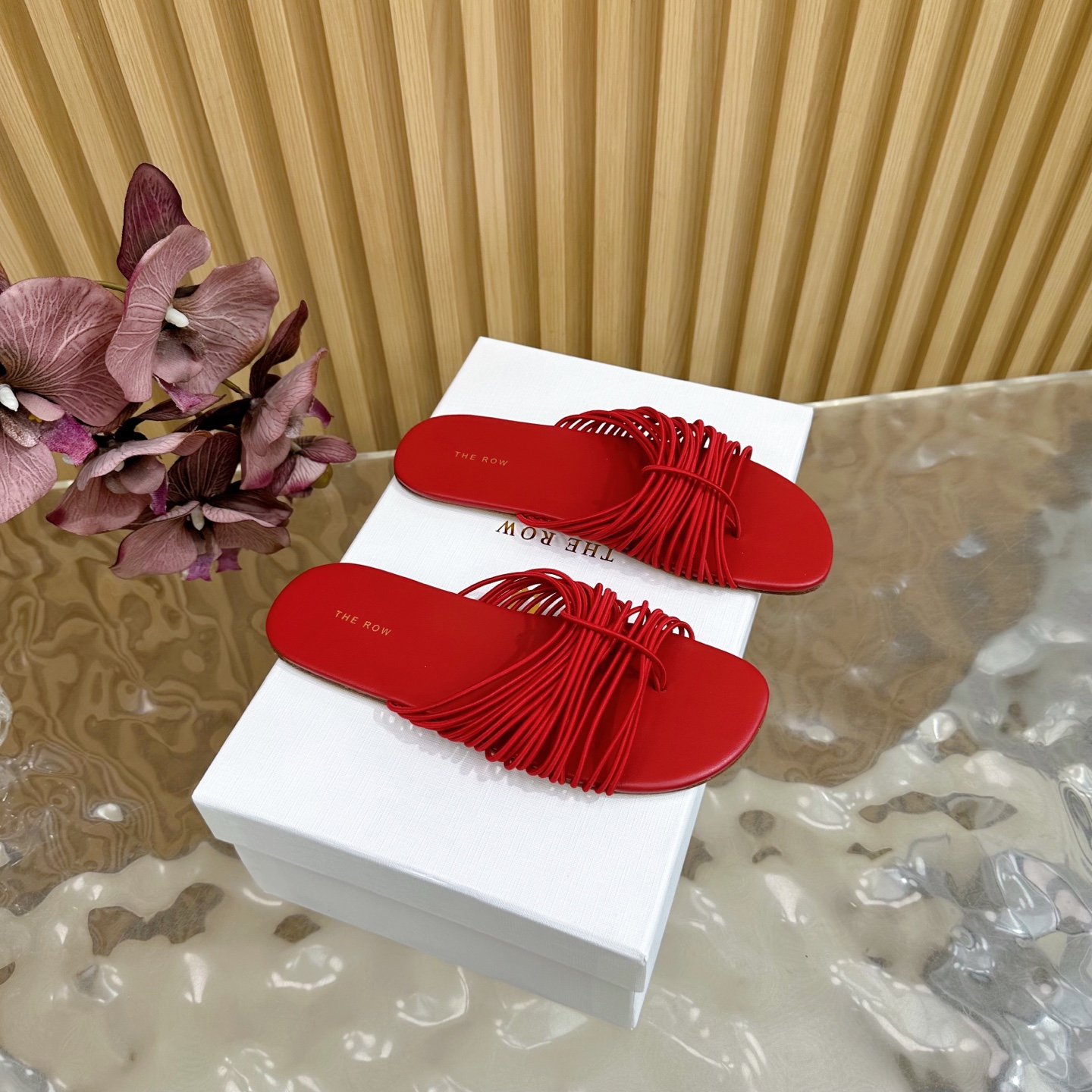 NO:406267,The Row 25 Spring and Summer New Simple Retro Roman Elastic Round Slippers Sandals ————————————————————————————————— I fell in love with this shoe at first sight, and it has a little retro flavor and is sexy and charming!  It has always been minimalist style, without any logo embellishment, simple is high-end!  This one is quite inclusive and has a tight upper strip that is stretchy, so you can wear it with a little thinner or a little more fleshy feet!  It has a good wrapping ability, and it will fit more and not feel comfortable when walking. This kind of slipper is really good for long trousers and long skirts. It looks very cool and sexy in a lazy and casual manner. It is high-end and simple and has a sense of design. It is very easy to wear in summer. It is very easy to match. It is recommended for 10,000 yuan. The upper uses original custom elastic strips. Fitting all sheepskin. Imported from Italy. Size: 35-41 (40 41 custom made without return and exchange) with original packaging, slippers, sandals, slippers, skirts, sheepskin, Leather soles.19860909高品质小众潮牌The Row 25春夏新款简易复古罗马松紧圆条平底拖鞋凉鞋 ———————————— 第一眼看到这个鞋子就爱上了,带点复古味随性搭配性感迷人好看！一贯极简风格,没有任何logo点缀,简单即是高级！这一款包容性挺广的,鞋面松紧条子有延展性所以瘦一点还是肉一点的脚都能穿！ 它的包裹性很好,走起来会更贴合不会甩很舒适. 这种拖鞋真的好适合长裤长裙,慵懒随性的样子很清凉小性感,高级简单又有设计感夏日穿着频率很高,非常好搭配,一万个推荐. 鞋面采用原版定制松紧条子 垫脚全羊皮 意大利进口原色真皮大底 码数:35-41（40 41订做不退换） 配原版包装,拖鞋,sandals,slippers,skirts,sheepskin,Leather soles,Women's Shoes