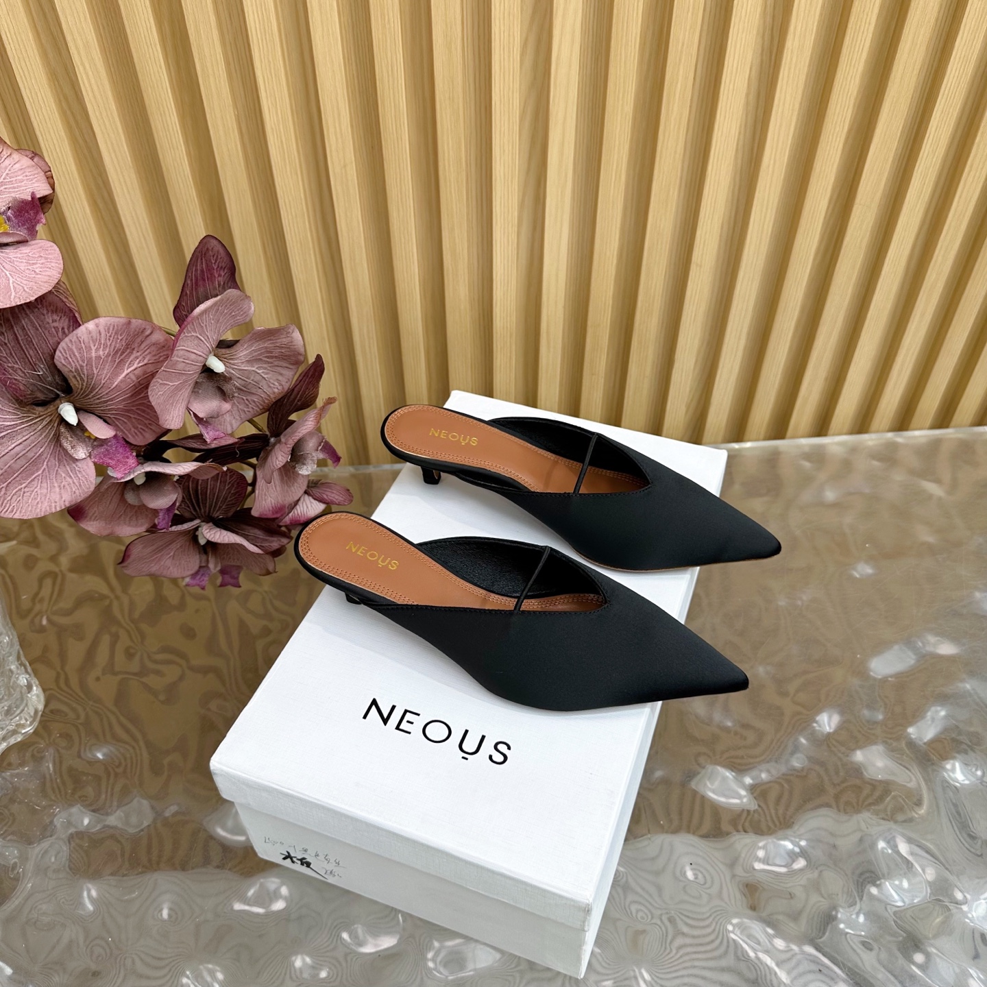 NO:406263,High-quality niche trendy brand neous 25 spring and summer new product simple pointy-toe empty cat heel sandal slippers!  ——————————————— This style is a lady-style style that can be worn with jeans and pleated skirts or in more formal occasions. The full pointed heads are more feminine!  The upper is made of original imported Yangjing/silk satin, inner foot padded sheepskin imported from Italy, heel height: 4.5cm Size: 35-41 (40 41 custom made without return) with original packaging, semi-torque, sandals, slippers, skirts, jeans, sheepskin, real silk, silk fabric, sheep, Leather soles19860909高品质小众潮牌neous 25春夏新品简易尖头后空猫跟凉鞋拖鞋！ ————————————— 这款自带大小姐风气质 无论是搭配牛仔裤百褶裙 还是穿去较正式场合都可以的 满满尖头更显女人味哦！ 鞋面采用原版进口羊京/真丝绸缎 内里垫脚羊皮 意大利进口真皮大底 跟高:4.5cm 码数:35-41（40 41定做不退换） 配原版包装,半拖,sandals,slippers,skirts,jeans,sheepskin,real silk,silk fabric,sheep,Leather soles,Women's Shoes