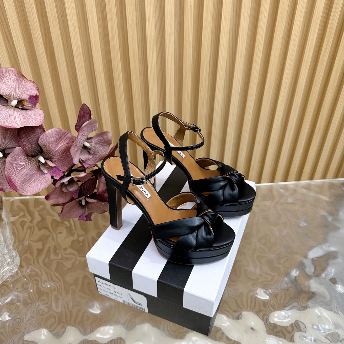 NO:406276,【Aquazzura】Pineapple brand new waterproof platform silk steel ball sandals top version ———————————————————————— Exclusive new version of the purchase agency, super beautiful quality. Zp original mold opening, original buckle mold opening, with original customized silk, silk is super dazzling, and it looks high-end, elegant and upscale at first glance!   All the fabric is silk, not ordinary sardine!  ________________________________ * Full set of packaging. * Cowhide upper * Lining Sheepskin * Sole Italian leather outsole * Heel height 13.5cm * Water table 4cm * Size 35-41 (34.40.41.42. Custom made no return), high heels, sandals, high heels, cowhide, sheepskin, real silk, Leather soles19860909【Aquazzura】菠萝牌2025新款防水台真丝钢珠凉鞋 顶级版本 ———————————— 代购款独家新款顶级版本 质量超级美爆. Zp 原版开模 原版扣开模 附带原版定制真丝,真丝超级炫美 一眼看上去就高端大气上档次！  面料全部真丝,非普通沙丁布！ _________________________________ * 全套包装. * 鞋面牛皮 * 衬里 羊皮 * 鞋底 意大利真皮大底 * 跟高 13.5cm * 水台 4cm * 码数 35-41（34.40.41.42.订做不退换）,高跟鞋凉鞋,sandals,high heels,cowhide,sheepskin,real silk,Leather soles,Women's Shoes