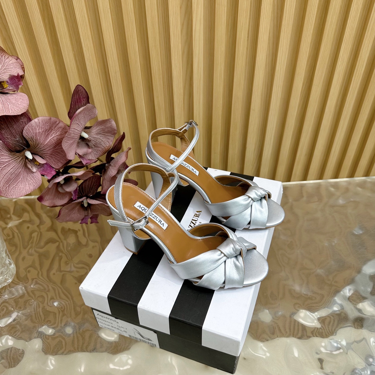 NO:406281,【Aquazzura】Pineapple brand new waterproof platform silk steel ball sandals top version ———————————————————————— Exclusive new version of the purchase agency, super beautiful quality. Zp original mold opening, original buckle mold opening, with original customized silk, silk is super dazzling, and it looks high-end, elegant and upscale at first glance!   _________________________________ * Full package. * Cowhide upper * Lining Sheepskin * Sole Italian leather outsole * Heel height 8.5cm * Size 35-41 (34.40.41.42. Custom made no return), high heels, sandals, high heels, cowhide, sheepskin, real silk, Leather soles19860909【Aquazzura】菠萝牌2025新款防水台真丝钢珠凉鞋 顶级版本 ———————————— 代购款独家新款顶级版本 质量超级美爆. Zp 原版开模 原版扣开模 附带原版定制真丝,真丝超级炫美 一眼看上去就高端大气上档次！  _________________________________ * 全套包装. * 鞋面牛皮 * 衬里 羊皮 * 鞋底 意大利真皮大底 * 跟高 8.5cm * 码数 35-41（34.40.41.42.订做不退换）,高跟鞋凉鞋,sandals,high heels,cowhide,sheepskin,real silk,Leather soles,Women's Shoes