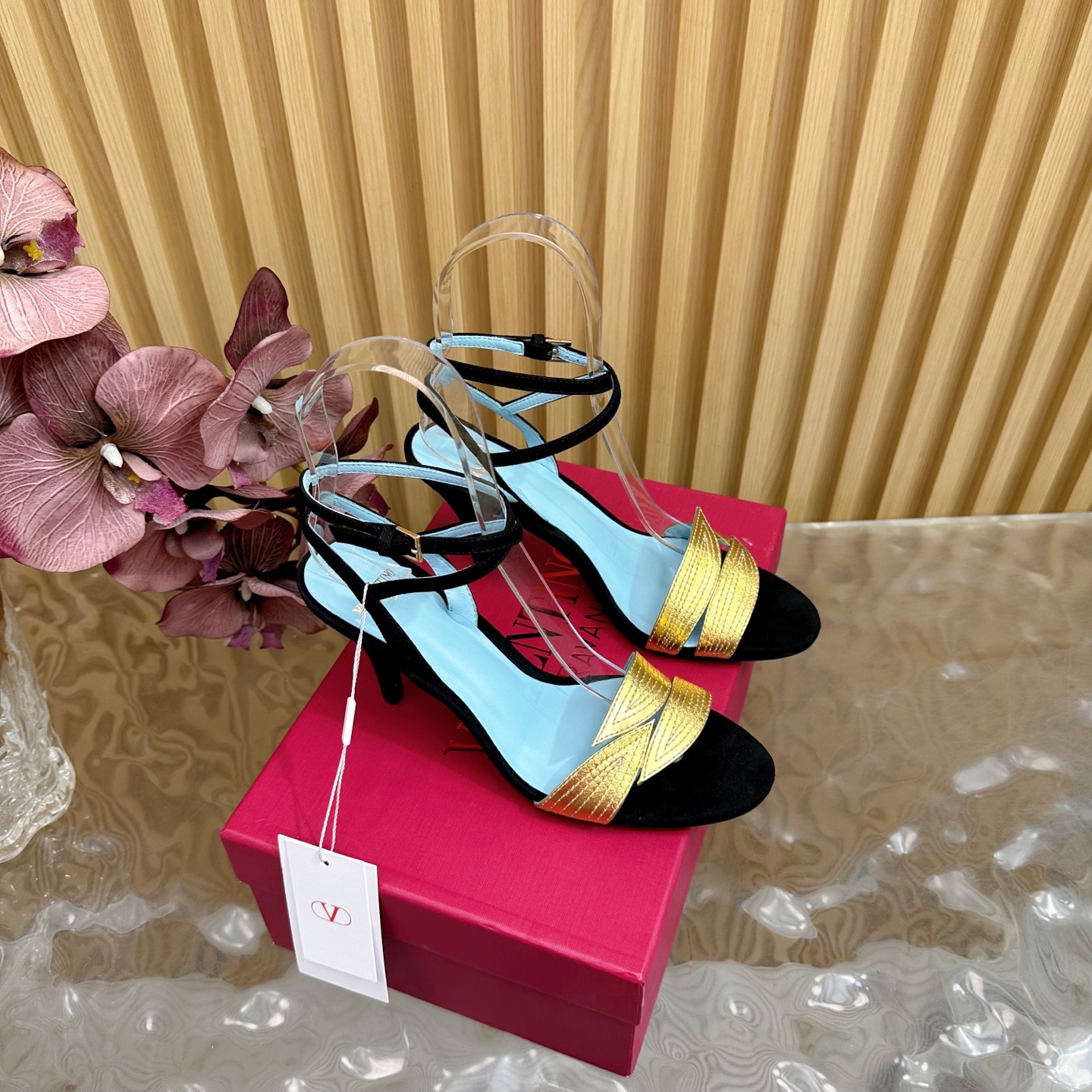 NO:406259,2025 catwalk high-end Valentino fish scale diamond high heel sandals beautiful texture very easy to match, can be worn in any season ————————————— Valentino's series interprets a new fashion charm, continues the super high heel design, and is favored by well-known overseas bloggers. Tens of millions of fans and bloggers are passionately interpreted and sold at home and abroad. It has been out of stock at home and abroad. The top version candy color matching, each color is beautiful. Upper cowhide imported sheepskin sole genuine leather sole heel height 8cm. Packaging full set of original packaging. Size 35-41 size (40.41.42 not returned or replaced), high heels sandals, valentino, valentino, sandals, high heels, cowhide, sheepskin, Leather soles198609092025走秀款高版本Valentino 鱼鳞钻高跟 凉鞋 绝美的质感 非常好搭配,任何季节可穿 ——————————— 华伦天奴此系列演绎全新时尚魅力 延续超高跟设计,深得海外知名博主青睐 千万粉丝博主倾情演绎,畅销海内外 国内已经断货,顶级版本 糖果色配色,每个颜色都是绝美 鞋面牛皮 内里进口羊皮 鞋底真皮大底 跟高8cm 包装全套原版包装 码数35一41码（40.41.42不退不换）,高跟鞋凉鞋,valentino,valentino,sandals,high heels,cowhide,sheepskin,Leather soles,Women's Shoes