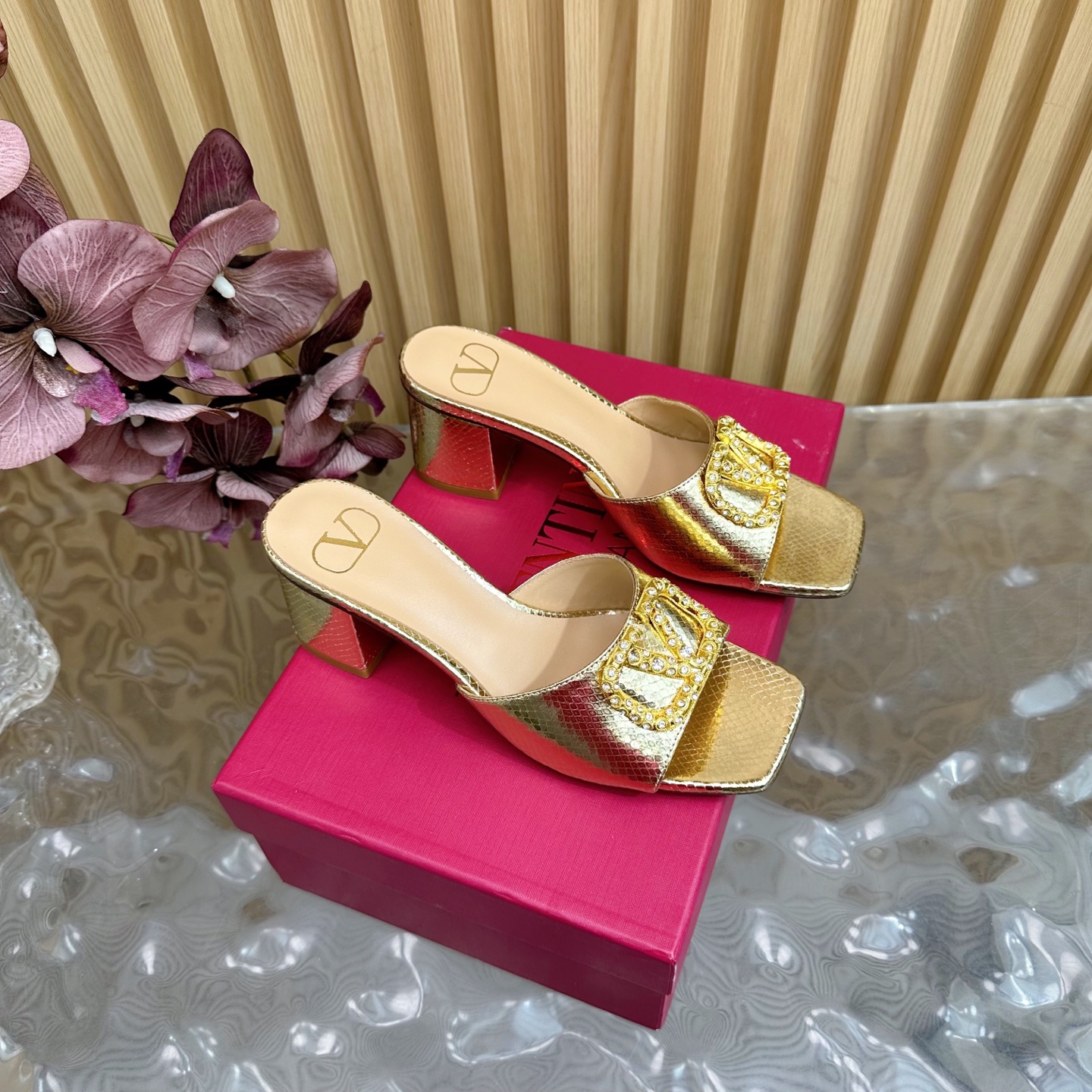 NO:407729,Valentino25ss Valentino's new counter product snake pattern diamond V-button thick heel sandals, exclusive mold V-button ————————————————————————————————————————————————————————————————————————————————————————————————————————————————————————————————————————————————————————————————————————————————————————————————————————————————————————————————————————————————————————————————————————————————————————————————————————————————————————————————————————————————————————————————————————————————————————————————————————————————————————————————————————————————————————————————————————————————————————————  Wear it with simple or fashionable clothes, the upper hollow design is matched with V-home classic rivets, high-end and elegant, and the legs are white. The details and fabrics make the overall look very textured~ 1 Imported original snake pattern cowhide 2 Original sheepskin inner lining 3 Original V-home open mold anti-oxidation rivets 4 Italian imported genuine leather sole 5 sizes 35-42 (customized by 40, 41, 42), high heels slippers, valentino, valentino, sandals, high heels, slippers, cowhide19860909Valentino25ss 华伦天奴 专柜新品蛇纹钻V扣粗跟凉鞋 独家开模V扣 ———————————— 网红街拍都爱搭配的腔调单品哦~ 跟着时尚达人的步伐来走准没错！搭配上简单或时尚款的衣服穿,鞋面镂空设计搭配v家经典铆钉点缀,高端大气又显腿白,细节和面料的搭配都让整体看起来很有质感~ 1进口原版蛇纹牛皮 2原版定羊皮内里 3原版V家开模抗氧化铆钉 4意大利进口真皮底 5码数35-42（40、41、42定制）,高跟鞋拖鞋,valentino,valentino,sandals,high heels,slippers,cowhide,Women's Shoes