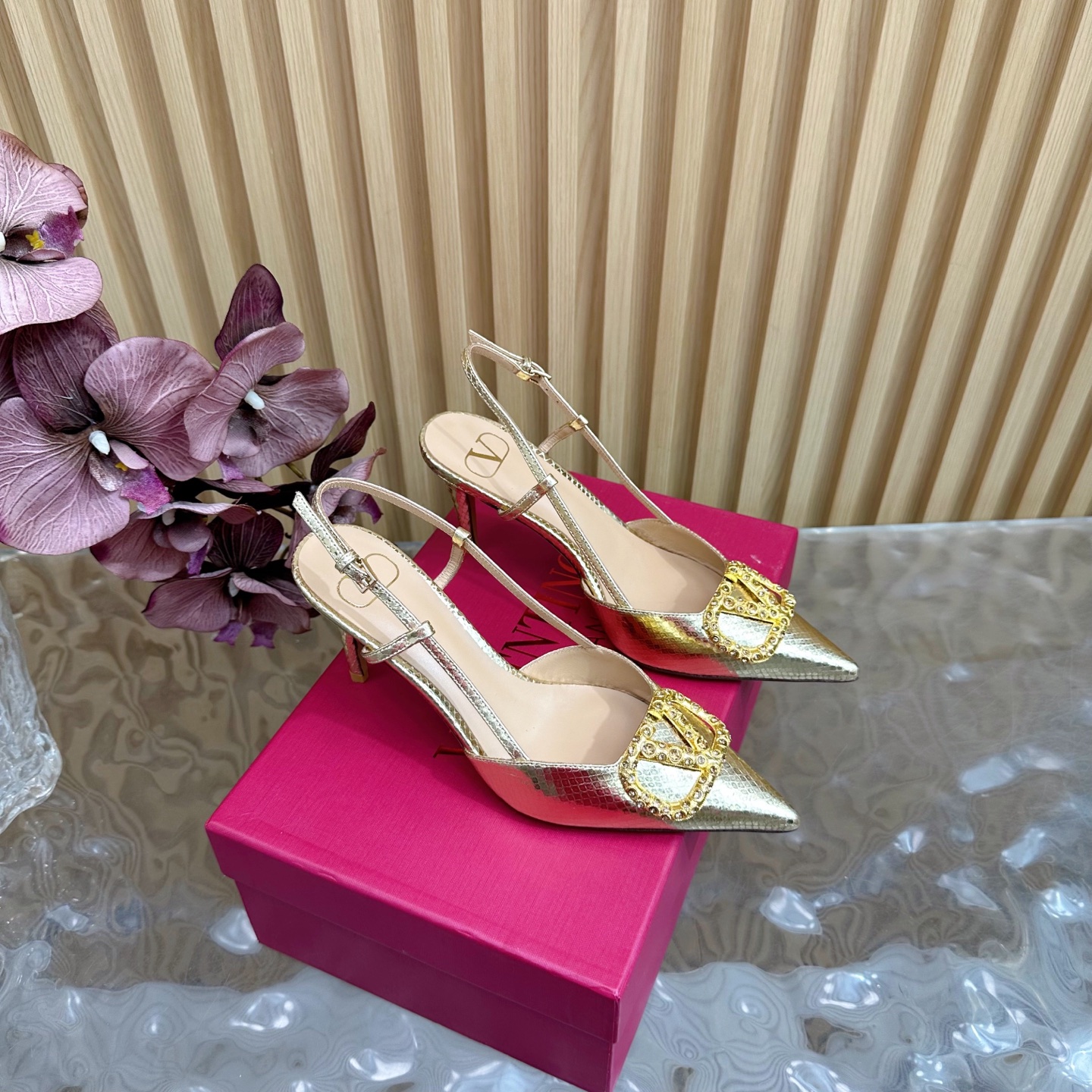 NO:407747,Valentino's exclusive new style Valentino's new color-blocking diamond buckle silk high-heeled sandal series ———————————————————————————————————————————————————————————————————————————————————————————————————————————————————————————————————————————————————————————————————————————————————————————————————————————————————————————————————————————————————————————————————————————————————————————————————————————————————————————————————————————————————————————————————————————————————————————————————————————————————————————————————————————————————————————————————————————————————————————————  Customized), high heels sandals, valentino, valentino, sandals, high heels, cowhide, sheepskin, real silk19860909Valentino独家新款 华伦天伦新开发拼色 钻扣 真丝高跟凉鞋系列 ——————————顶级版本（全部颜色都做了5个高度,下单需要文字备注） 新款拼色烫钻V扣 元素设计搭配彰显了品牌独有的设计风格 奢华时尚 极有辨识度 精致的圆头 侧身弧线完美 味儿特别纯正 名媛气质女人味十足 鞋面蛇纹牛皮定制独家自己开模钻V扣 内里采用混种羊皮 原版开模五金扣 意大利进口牛皮大底 跟高平底4cm6.58cm10cm（全部颜色都做了5个高度,下单需要文字备注） 码数35-39（40/41/42/43 定制）,高跟鞋凉鞋,valentino,valentino,sandals,high heels,cowhide,sheepskin,real silk,Women's Shoes