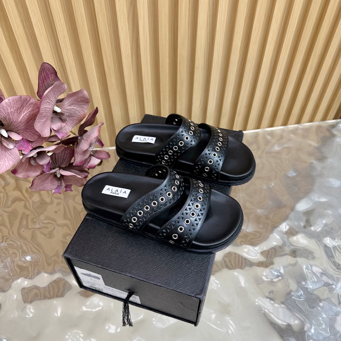 NO:407736,Alaia Hollow Casual Birken Slippers 25WF Spring and Summer New Product ———————————————————————————————— Alaia, a luxury brand from France, is famous for its sexy and modern design style, carrying the brand’s deep understanding and unique interpretation of fashion. This hollow casual slipper is the perfect presentation of the brand’s charm. Cowhide with the brand’s iconic laser laser engraving technology creates a delicate and delicate hollow pattern, which not only adds a unique artistic sense to the shoes, but also brings excellent breathability and keeps your feet dry and comfortable at all times. It is an excellent choice for summer outings. Whether you are strolling on the streets of a bustling city or enjoying a leisurely vacation, hollow casual slippers can be easily controlled. Paired with a simple dress to show French style; combined with jeans and shorts, it shows casualness and freedom. The fabric is made of original custom calfskin  The inner foot pads are all sheepskin original mold custom anti-slip sole size36-39 (customized by 35/40/41/42), slippers, alaia, slippers, skirts, shorts, jeans, cowhide, sheepskin19860909Alaia 镂空休闲勃肯拖鞋 25WF春夏新品 ——————————— Alaia这个来自法国的奢侈品牌 以其性感摩登的设计风格闻名于世 承载着品牌对时尚的深刻理解与独特诠释 这款镂空休闲拖鞋便是品牌魅力的完美呈现 牛皮搭配品牌标志性的激光镭射雕花技术 打造出精致细腻的镂空图案 不仅为鞋子增添了独特的艺术感 更带来了出色的透气性能 让双脚时刻保持干爽舒适 是夏日出街的绝佳选择. 无论是漫步在繁华都市的街头 还是享受悠闲的度假时光 镂空休闲拖鞋都能轻松驾驭. 搭配简约的连衣裙 展现出法式风情； 与牛仔裤 短裤组合 则尽显随性与自在. 面料采用原版定制小牛皮 内里垫脚均为羊皮 原版开模定制防滑大底 size36-39（35/40/41/42定制）,拖鞋,alaia,slippers,skirts,shorts,jeans,cowhide,sheepskin,Women's Shoes