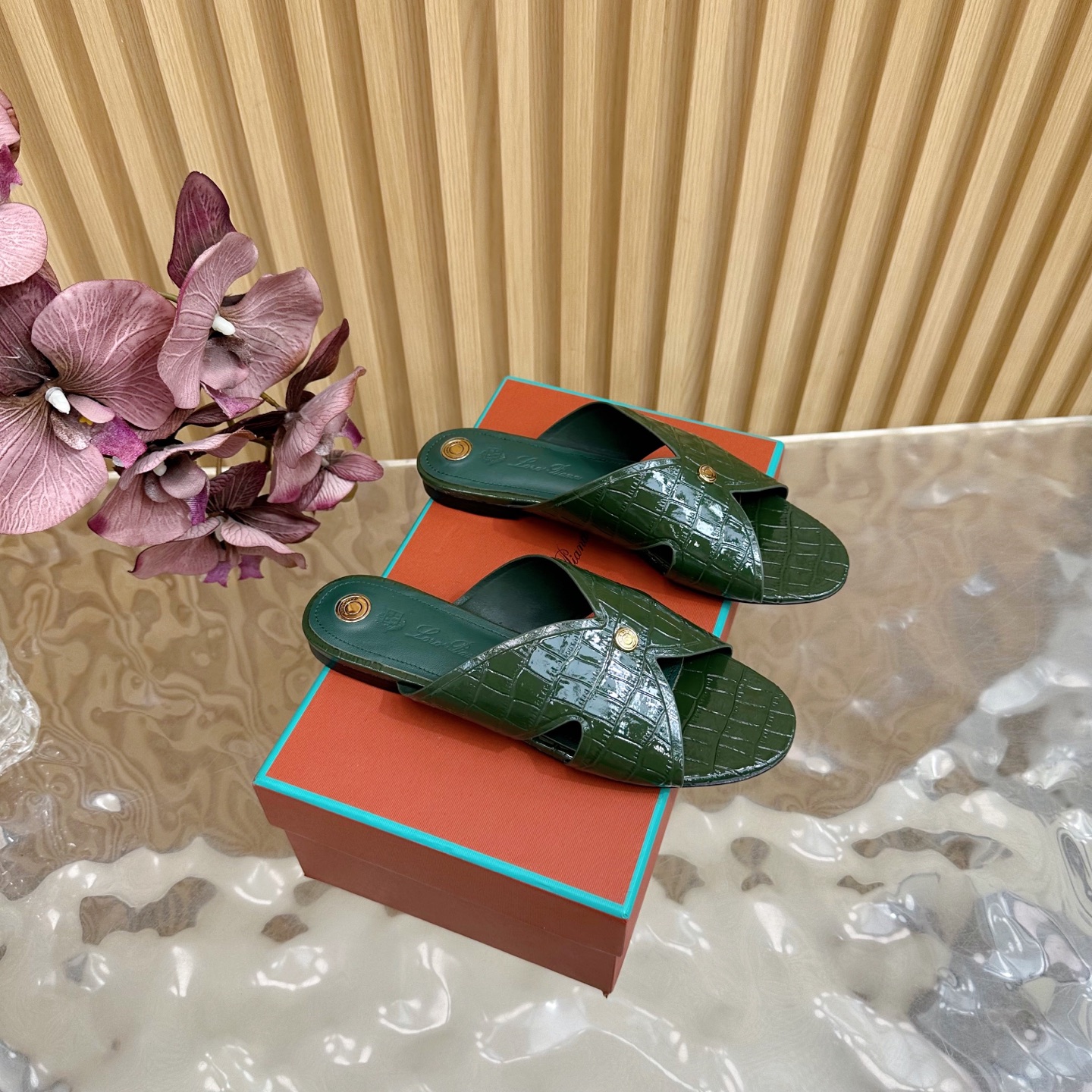 NO:407731,High-quality Loro Piana/ LP 55 Spring and Summer These retro, beautiful flat-soled wedge-slippers!  ————————— Flat sole, thick heel, simple and instant fashionable, relaxed and high-end feeling, fashion darling, look at it, it is a new favorite in the fashion circle, simple and unique design, revealing a lazy summer atmosphere, classic logo metal buckle elements on the upper are cleverly embellished, elegant and playful, fashion essentials, experience the summery sense of high-end outfit~ The upper uses original imported stone patent leather, inner foot pad sheepskin imported from Italy, original color genuine leather outsole Heel height: flat sole, 9cm, two heights, size 35-39 (40/41 custom made without return and exchange) With original packaging, high heels, loro piano, loro piano, high heels, slippers, sheepskin, Leather soles19860909高品质Loro Piana/ LP 55春夏这款复古绝美平底坡跟简易拖鞋！ ——————————平底 粗跟 简约即时髦 松弛的高级感 时尚宠儿看过来 简直是时尚圈新宠 简易设计独特 透着夏日慵懒氛围 鞋面经典logo金属标扣元素巧妙点缀 优雅又俏皮 时髦精必备 感受夏日感高级穿搭~ 鞋面采用原版进口石头纹漆皮 内里垫脚羊皮 意大利进口原色真皮大底 跟高:平底、9cm 两高度 码数35-39（40/41定做不退换） 配原版包装,高跟鞋拖鞋,loro piana,loro piana,high heels,slippers,sheepskin,Leather soles,Women's Shoes