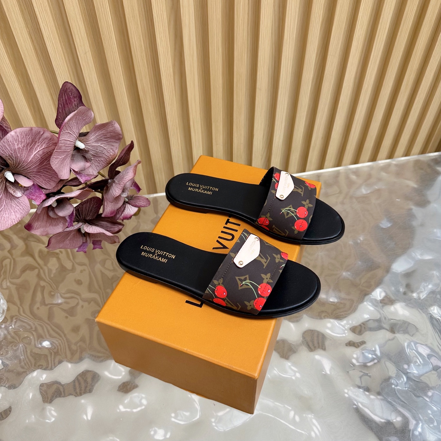 NO:407941,LV | Louis Vuitton 25 2025 early spring new product Top version counter with the latest styles Denim hard label slippers Hard goods are new ——————————————————————————————————————————————————————————————————————————————————————————————————————————————————————————————————————————————————————————————————————————————————————————————————————————————————————————————————————————————————————————————————————————————————————————————————————————————————————————————————————————————————————————————————————————————————————————————————————————————————————————————————————————————————————————————————————————————————————19860909LV | 路易威登 25 2025 早春新品 顶级版本专柜主打最新款 牛仔布硬标拖鞋 硬货上新 ————————————— 鞋面原版真丝布 内里进口山羊皮里 大底真皮大底 鞋码: 35-42（40、41、42定制不退换）,拖鞋,louis vuitton,louis vuitton,slippers,sheepskin,real silk,Leather soles,Women's Shoes