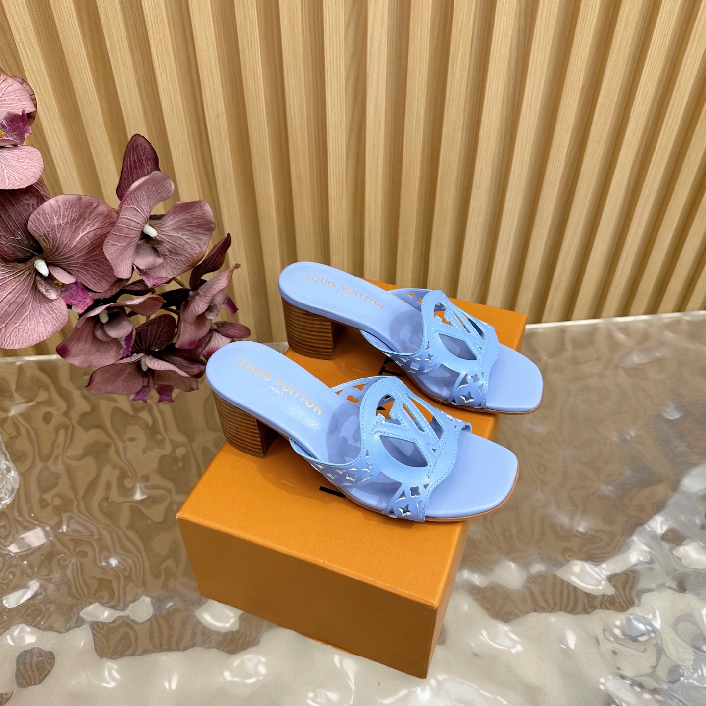 NO:407944,LV | Louis Vuitton 25 2025 Early Spring New Product Top Version Counter Features Featured Latest Denim Hard Label Slippers Hard Products New —————————————————————————————————————————————————— Original cowhide, imported goatskin, outsole, shoe size: 35-42 (customized, no return or exchange for 40, 41, 42), slippers, louis vuitton, louis vuitton, slippers, cowhide, sheepskin, Leather soles19860909LV | 路易威登 25 2025 早春新品 顶级版本专柜主打最新款 牛仔布硬标拖鞋 硬货上新 ————————————— 鞋面原版牛皮 内里进口山羊皮里 大底真皮大底 鞋码: 35-42（40、41、42定制不退换）,拖鞋,louis vuitton,louis vuitton,slippers,cowhide,sheepskin,Leather soles,Women's Shoes