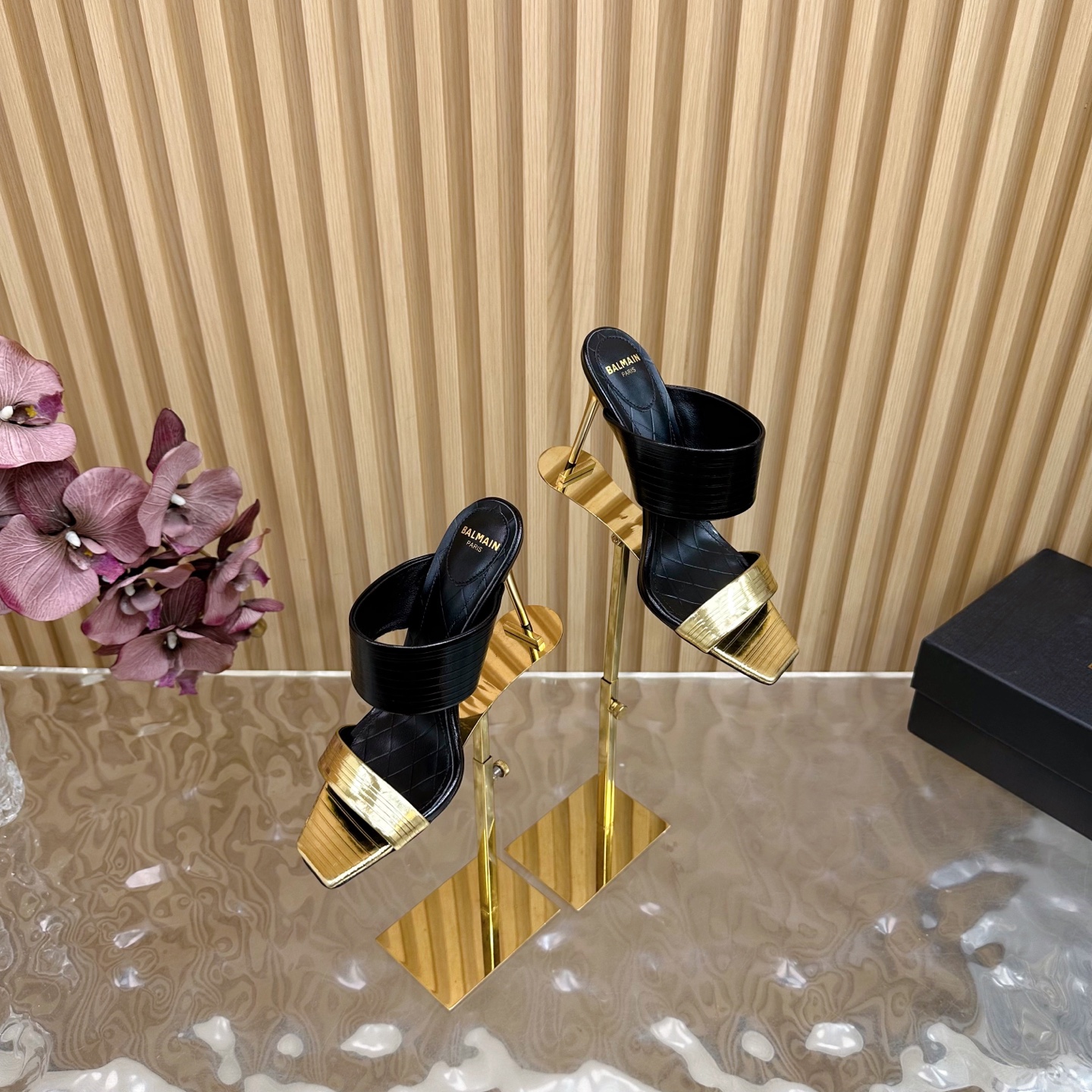 NO:407938,The latest fashion trendy high-heeled sandals with futuristic fashion in the purchasing agent-level version of Balmain Autumn and Winter 2025 are all new and outstanding. Come and have a pair of Balmain's small beautiful shoes with a simple and invincible aura! This short boot is really imposing and looks great. Original development, no original version is not made. Material imported metal cowhide. Cowhide leather imported in the inner height 9.5 outsole: Italian imported genuine leather outsole. Clothing: Original clasp opening mold size: 35--42 (40.41.42 custom made without return or exchange), high heels, balmain, balmain, sandals, boots, high heels, slippers, cowhide, Leather soles19860909代购级版本Balmain巴尔曼秋冬2025最新款走秀时装充满未来感的时髦高跟凉鞋 ——————————— 巴尔曼 愈发別致出众 赶紧来一双巴尔曼小美鞋率性的 无敌气场无敌好看！这短靴真是气势十足 好看的不行 原厂开发,无原版不做货   材质进口金属牛皮 内里进口牛皮 跟高9.5 大底: 意大利进口真皮大底 饰扣: 原版饰扣开模 码数: 35--42（40.41.42定制不退换）,高跟鞋拖鞋,balmain,balmain,sandals,boots,high heels,slippers,cowhide,Leather soles,Women's Shoes