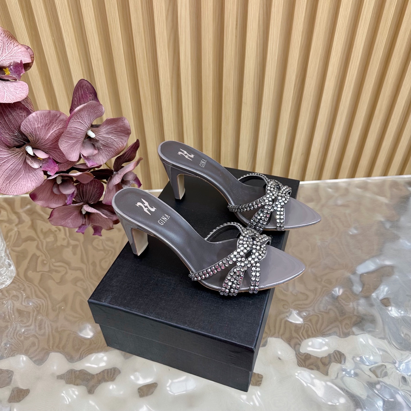 NO:407955,2025/SS GINA Latest diamond-faced high-heeled sandals, fashionable sandals, original development and design ———————————————— The highest version of the market is purely hand-made diamonds, the most classic, real hand-made diamonds. Even the number of needle and thread traces is the same as the original, master-level purely hand-made!  Comfortable and tiring feet. High-end customization, exclusive products, the industry's highest version. Upper imported rhinestone + patent leather. Outsole Italian leather outsole. ~~ ━━━━GINA━━━━━━━━━━ size 35-40 (41.42 custom-made without return) height 8cm, high heels, slippers, sandals, high heels, slippers, Leather soles198609092025/SS GINA 吉娜 最新款钻面高跟凉拖 时尚凉鞋,原版开发设计 ——————————— 市场最高版本纯手工钻拖 经典之最,真正的手工钻石 连针线走线数量都和原版一样, 大师级纯手工打造 ！上脚舒适不累脚 高端定制,独家产品,行业最高版本 鞋面进口水钻+漆皮 大底意大利真皮大底 ～～ ━━━━GINA━━━━━ size 35-40（41.42定做不退换） height 8cm,高跟鞋拖鞋,sandals,high heels,slippers,Leather soles,Women's Shoes