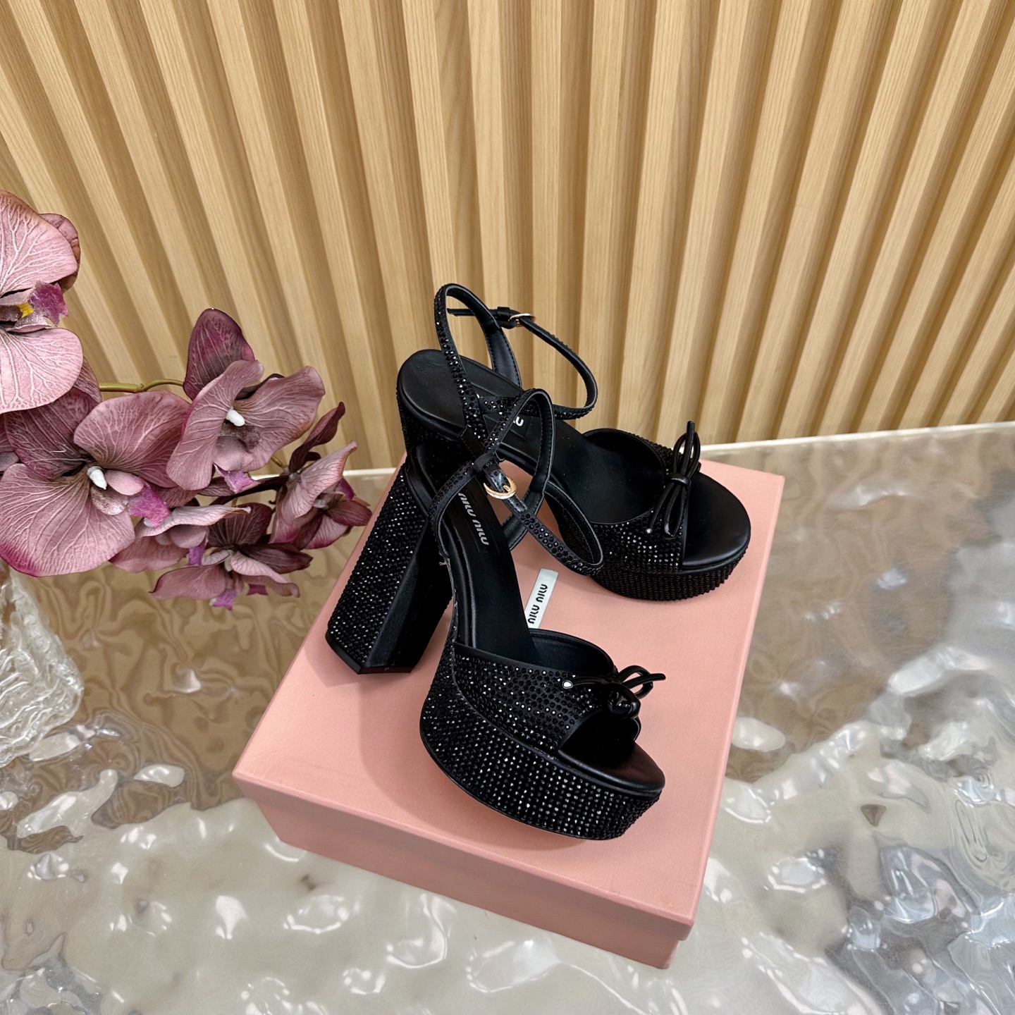 NO:407961,MiuMiu 25s spring and summer waterproof platform. The heel of thick-heeled sandals is so beautiful. ————————————————————————————————————————————————— The distinctive design style and unique beauty. The unrestrained modern attitude is strong. The creation is beautiful and smooth. The appearance is also comfortable and fashionable. The foot is comfortable and stylish. The upper is made of imported silk diamonds. The tiptoe is all sheepskin. Italian imported cowhide. Heel height is 11.5cm zesi35-39 (40/41/42), high heels, miumiu, sandals, high heels, cowhide, sheepskin, real silk.19860909MiuMiu 缪缪25s春夏新品防水台 粗跟凉鞋鞋跟镶满闪闪水滴钻太美了 —————————————— 鲜明的设计风格和独特的美感 极强的彰显着个性不羁的摩登态度 创作即外观线条优美流畅 又上脚舒适时髦精必入款. 鞋面采用进口真丝烫钻 内里踮脚均为羊皮 意大利进口牛皮大底 跟高11.5cm zesi35-39（40/41/42）,高跟鞋凉鞋,miumiu,sandals,high heels,cowhide,sheepskin,real silk,Women's Shoes