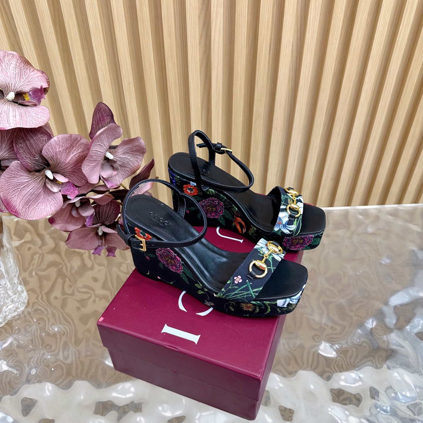 NO:407964,High-version GUCCI Spring 2025 New Waterproof Platform High Heel Shoe Show —————————————————————— Chiguhentian Gaotoe Sandals Waterproof Platform Stylish Brand LOGO support, with super recognition, various products are competing for brands first and then super heel high series GUCCI is not behind the scenes Guccl Paris Fashion Show launches [Seduction] [Seduction] [Seduction] The latest Guccl Heentian Gao waterproof Platform Patent Leather High Heels This series interprets a new fashion charm and continues the super high heel design, which is favored by well-known overseas bloggers. Tens of millions of fans and bloggers are performing well at home and abroad. It has been out of stock at home and abroad. The top version candy color matching, each color is beautiful, imported original weaving fabric for face shoes, imported leather sheep inside, sole shoes original genuine leather sole) Back water platform height 10cm Front water platform height 3cm  Size 35-42 (41 42 orders) Packaging GUCCI full set of original packaging, high heels, sandals, gucci, sandals, high heels, Leather soles19860909高版本GUCCI 2025春季款新防水台高跟走鞋款秀 ———————————— 驰古恨天高趾露凉鞋 防水台的 尚时的品牌LOGO持加,具有超辨高识度 各品大争牌恐先推后出超系跟高列 GUCCI不也落伍 Guccl巴黎时装秀场款 推出[勾引][勾引][勾引]最新款Guccl恨天高防水台漆皮高跟鞋 此系列演绎全新时尚魅力 延续超高跟设计,深得海外知名博主青睐 千万粉丝博主倾情演绎,畅销海内外 国内已经断货,顶级版本 糖果色配色,每个颜色都是绝美 , 面鞋进口原版织布 里内进口皮羊 底鞋原版真皮大底) 后水台高10cm 前水台高3cm 码数 35-42（41 42订） 包装GUCCI全套原包版装,高跟鞋凉鞋,gucci,sandals,high heels,Leather soles,Women's Shoes