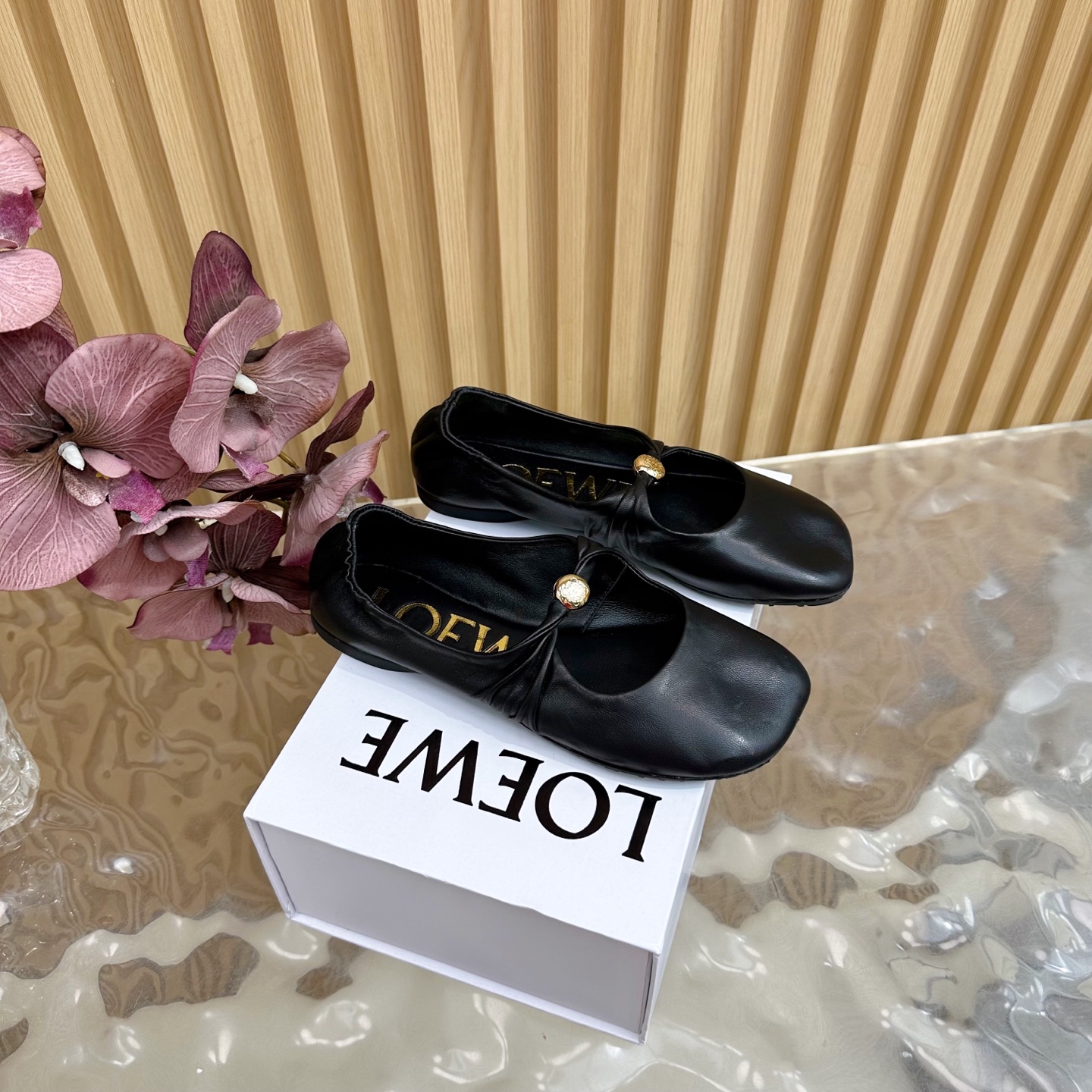 NO:407952,High-version LOEWE New Grandma Shoes ——————————————————————————————————————————————————————————————————————————————————————————————————————————————————————————————————————————————————————————————————————————————————————————————————————————————————————————————————————————————————————————————————————————————————————————————————————————————————————————————————————————————————————————————————————————————————————————————————————————————————————————————————————————————————————————————————————————————————————————————————————————————————19860909高版本 LOEWE罗意威 新款奶奶鞋 ————————————— 自带优雅气质高级的一款,时尚尖头设计提升气场,新款珍珠饰扣logo搭配一字带跟露后跟的设计结合,少了一份随意,多了份“仪式感” 露后跟设计穿脱方便,对抗炎炎夏日4.5cm的小猫跟恰到好处,健稳好走,上脚拉长腿部线条,女人味十足. 不管是职场还是日常搭配约会逛街,都可以带上它参与,因为她真的超显气质又百搭. 面料羊皮（质感超级舒服） 内里羊皮 大底原版大底 码数35/41（40、41定制）,芭蕾舞鞋,loewe,loewe,sheepskin,Women's Shoes