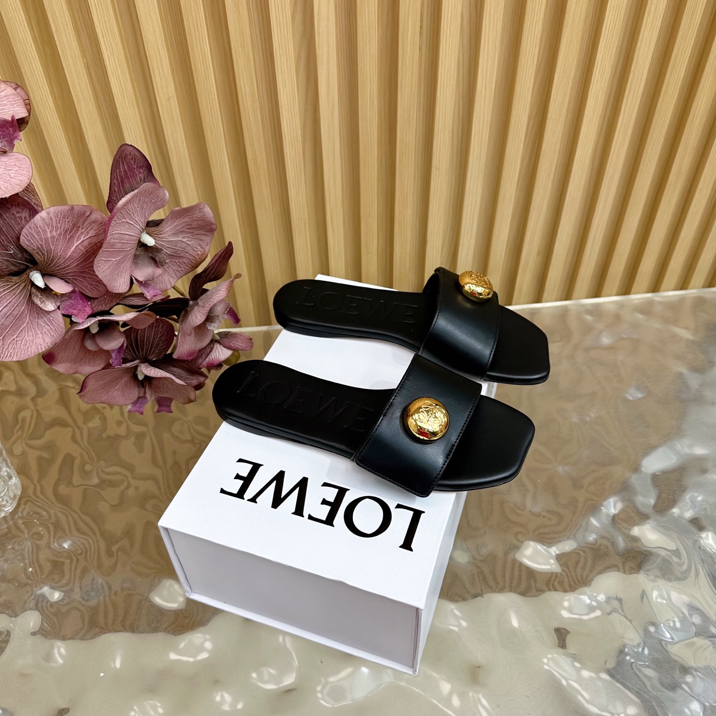 NO:407949,High-version LOEWE New Slippers ——————————————————————————————————————————————————————————————————————————————————————————————————————————————————————————————————————————————————————————————————————————————————————————————————————————————————————————————————————————————————————————————————————————————————————————————————————————————————————————————————————————————————————————————————————————————————————————————————————————————————————————————————————————————————————————————————————————————————————————————————————————————————19860909高版本 LOEWE罗意威 新款拖鞋 ————————————— 自带优雅气质高级的一款,时尚尖头设计提升气场,新款珍珠饰扣logo搭配一字带跟露后跟的设计结合,少了一份随意,多了份“仪式感” 露后跟设计穿脱方便,对抗炎炎夏日4.5cm的小猫跟恰到好处,健稳好走,上脚拉长腿部线条,女人味十足. 不管是职场还是日常搭配约会逛街,都可以带上它参与,因为她真的超显气质又百搭. 面料牛皮 内里羊皮 大底原版注塑真皮底 码数35/41（40、41定制）,拖鞋,loewe,loewe,slippers,cowhide,sheepskin,Women's Shoes