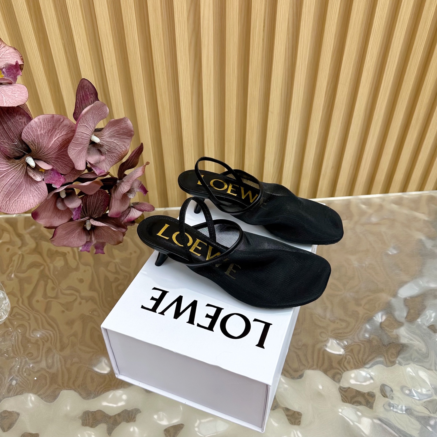 NO:407943,High-version LOEWE New Mesh Cat Heel Sandals ————————————————————————————————————————————————————————————————————————————————————————————————————————————————————————————————————————————————————————————————————————————————————————————————————————————————————————————————————————————————————————————————————————————————————————————————————————————————————————————————————————————————————————————————————————————————————————————————————————————————————————————————————————————————————————————————————————————————————————————————————————————19860909高版本 LOEWE罗意威 新款网纱猫跟凉鞋 ————————————— 自带优雅气质高级的一款,时尚尖头设计提升气场,新款珍珠饰扣logo搭配一字带跟露后跟的设计结合,少了一份随意,多了份“仪式感” 露后跟设计穿脱方便,对抗炎炎夏日4.5cm的小猫跟恰到好处,健稳好走,上脚拉长腿部线条,女人味十足. 不管是职场还是日常搭配约会逛街,都可以带上它参与,因为她真的超显气质又百搭. 面料网纱 内里羊皮 大底原版大底（跟高4.5cm） 码数35/41（40、41定制）,凉鞋,loewe,loewe,sandals,sheepskin,Women's Shoes