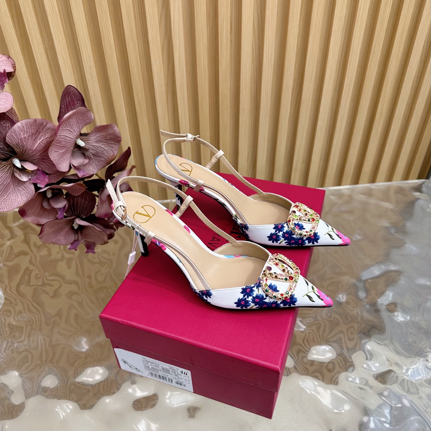 NO:408556,2025 catwalk high-version Valentino knitted crochet craft Bohemian sandals high heels beautiful texture very easy to match, can be worn in any season ————————————— Valentino's series interprets a new fashion charm, continues the super high heel design, and is favored by well-known overseas bloggers. Tens of millions of fans and bloggers are passionately interpreted and sold at home and abroad. It has been out of stock at home and abroad. The top version candy color matching, each color is beautiful. Upper floral fabric, imported sheepskin, sole genuine leather soles, heel height 8cm, packaging full set of original packaging, size 35-42 sizes (40.41.42, no return or replacement), high heels, valentino, valentino, sandals, high heels, sheepskin, Leather soles198609092025走秀款高版本Valentino 针织钩花工艺 波西米亚风凉鞋高跟 绝美的质感 非常好搭配,任何季节可穿 ——————————— 华伦天奴此系列演绎全新时尚魅力 延续超高跟设计,深得海外知名博主青睐 千万粉丝博主倾情演绎,畅销海内外 国内已经断货,顶级版本 糖果色配色,每个颜色都是绝美 鞋面花布 内里进口羊皮 鞋底真皮大底 跟高8cm 包装全套原版包装 码数35一42码（40.41.42不退不换）,高跟鞋凉鞋,valentino,valentino,sandals,high heels,sheepskin,Leather soles,Women's Shoes