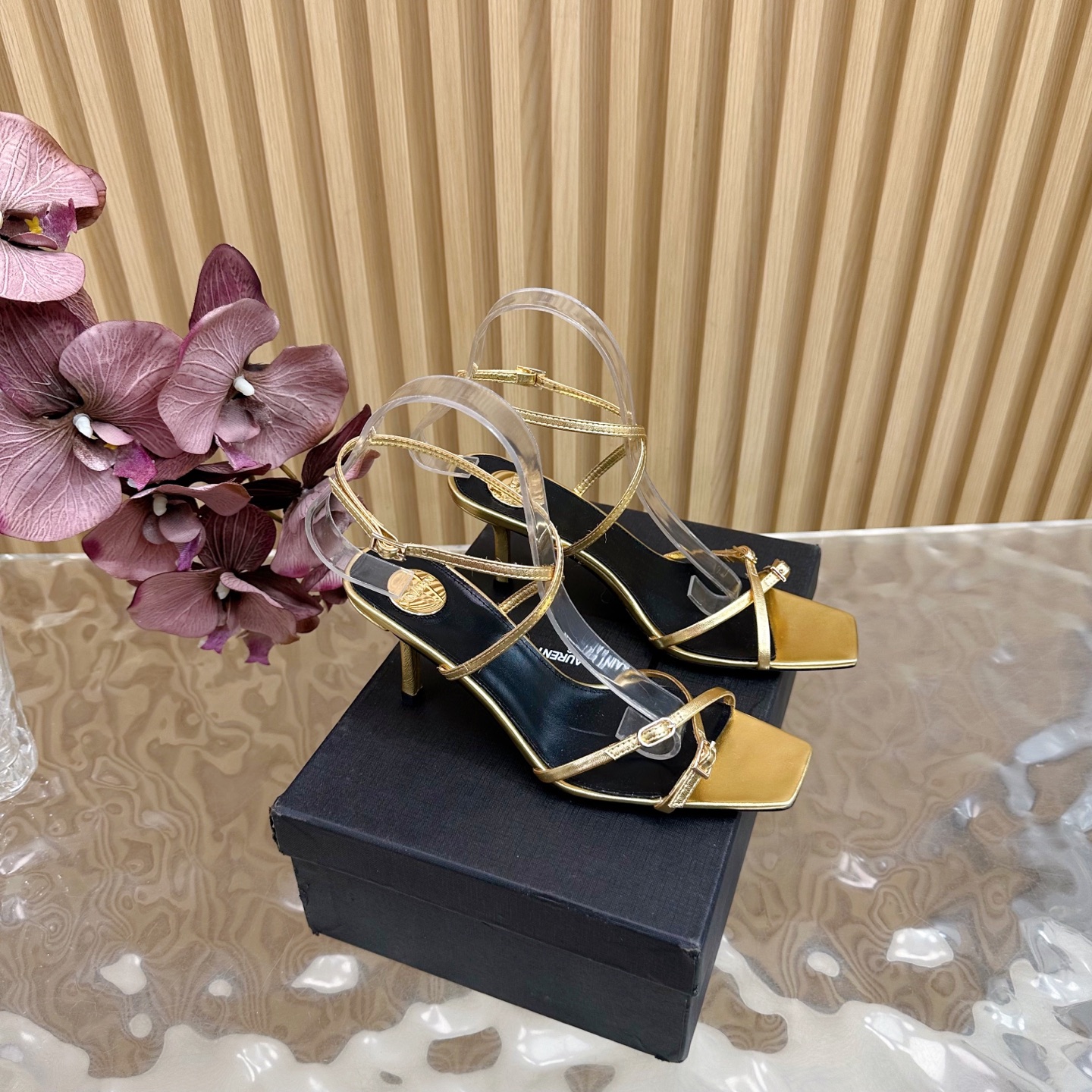 NO:408553,Saint Lauren*YSL Saint Laurent 25ss Sandals with cross-slim straps and high heels. This pair of sandals is a neat square toe with extremely thin high heels. It contains a strong aura in simplicity. Every step is confident and free and easy. The cross-slim straps are the finishing touch. Like a lively ribbon, it is not only a flexible ribbon that embodies the slimness of the ankles, but also a masterpiece of the brand's ingenious craftsmanship. It perfectly combines sexy, elegance and modernity. Once it was released, it became a favorite of the fashion circle. The fabric is made of silk, and the inner foot pads are all lambskin. Italian imported cowhide sole size35-39 (customized by 40/41), high heel sandals, saint laurent, saint laurent, saint laurent, saint laurent, sandals, high  heels cowhide sheepskin real silk19860909Saint Lauren*YSL圣罗兰25ss 交叉细带高跟凉鞋这双凉鞋 ———————————— 利落方头搭配极细高跟 简约中蕴藏着强大气场 每一步都踏出自信与洒脱. 交叉细带是点睛之笔 像灵动的丝带轻盈缠绕脚踝 不仅修饰出脚踝的纤细柔美 无疑是品牌匠心独运的杰作 将性感、优雅与摩登完美融合 一经问世便成为时尚圈竞相追捧的宠儿. 面料采用真丝 内里垫脚均为小羊皮 意大利进口牛皮大底 size35-39（40/41定制）,高跟鞋凉鞋,saint laurent,saint laurent,saint laurent,sandals,high heels,cowhide,sheepskin,real silk,Women's Shoes