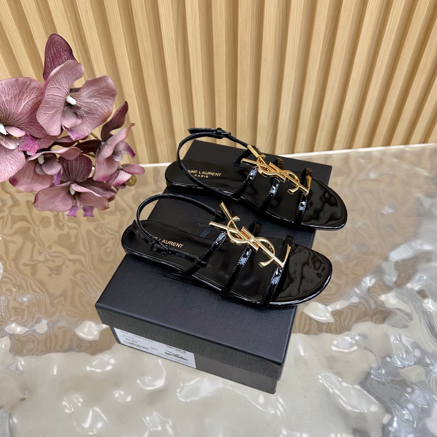NO:408550,The top version of Saint Laurent YSL classic sandals ————————————————————————— A super and super popular model. This hardware buckle on each page of our house must be customized with a mold opening 1:1!  The size and texture are exactly the same as the original version. The upper material is made of imported open-edged calfskin. The inner leather sheepskin is made of comfortable and soft tiptoe sheepskin. The sole is customized with the original 1:1 leather sole, which is perfect to the point of being so comfortable, and the foot feels great. And no matter you match it with jeans, small suits, and skirts, you can match it with natural, authentic full packaging, Italian leather sole Size34–42 (34, 40, 41, 42 customization), sandals, saint laurent, saint laurent, saint laurent, saint laurent, sandals, skirts, jeans, cowhide, sheepskin, Leather soles19860909顶级版本Saint Laurent圣罗兰家YSL经典秀款凉鞋 ——————————— 超级超级无敌火爆的一个款这款我们家每个版面的五金扣都要开模1:1定制！大小质感与原版完全一致鞋面材质采用进口开边珠小牛皮制作而成,内里真皮羊皮,踮脚为舒服柔软的踮脚羊皮,鞋底为原版1:1定制真皮大底、简直完美到爆、而且上脚效果非常舒服,脚感很棒,而且无论你搭配牛仔裤,小西服,裙子,都能搭配自然、正品全套包装、意大利真皮大底 Size34–42（34、40,41、42定制）,凉鞋,saint laurent,saint laurent,saint laurent,sandals,skirts,jeans,cowhide,sheepskin,Leather soles,Women's Shoes