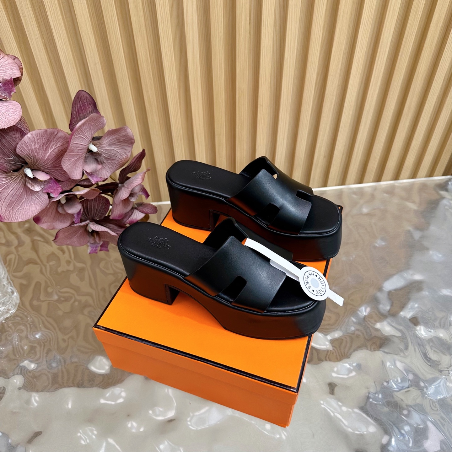 NO:408576,Hermès/Hermès classic waterproof platform slope heel thick-soled sandals ———————— Extremely retro design, strong exotic style, full of fashionable feeling, and accent on your feet. Simple styles are great if you match them with a high-end feel. It is hard not to like versatile colors and smooth lines!  The fabric is imported Yangjing/cowhide. The inner foot pads are all lambskin. Italian imported cowhide outsole. Heel height 7cm Size35-39 (customized by 40/41/42), high heels slippers, hermes, hermes, sandals, high heels, slippers, cowhide, sheepskin, sheep19860909Hermès/爱马仕经典防水台坡跟厚底凉鞋 —————————— 极约复古的设计 浓厚的异域风情 时髦感十足、随便上脚都很有腔调 简简单单的款式随便搭配一下高级感就很棒 百搭的颜色流畅的线条很难不爱！ 面料采用进口羊京/牛皮 内里垫脚均为小羊皮 意大利进口牛皮大底 跟高7cm Size35-39(40/41/42定制）,高跟鞋拖鞋,hermes,hermes,sandals,high heels,slippers,cowhide,sheepskin,sheep,Women's Shoes