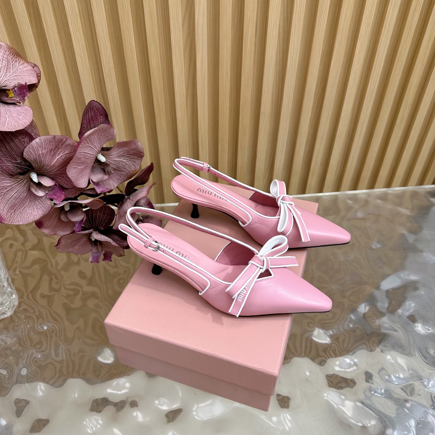 NO:408570,Miao Miao New bow girl bow high heel series is available in new miumiu ———————————— ★★★★★★ The latest show of Paris Fashion Week, a new series of opening and openings that coexist with comfort and fashion, pointy toe and round toe designs are matched with different styles. The upper is original custom cowhide cowhide. Inner: Original custom sheepskin inner lining, cowhide footbed, original genuine leather sole (heel height 5.5cm) Shoe size: 35-39 (35, 40, 41 customization without return and exchange) Delivery luxury latest counter full package, high heels, miumiu, sandals, high heels, cowhide, sheepskin, Leather soles19860909缪 缪 新款蝴蝶结少女蝴蝶结高跟系列上新miumiu ——————————— ★★★★★ 巴黎时装周最新走秀款,舒适度与时髦度并存的开挂全新系列,尖头与圆头设计搭配不同风格需求 鞋面原版定制牛皮  内里: 原版定制羊皮内里,牛皮垫脚 大底原版真皮大底（跟高5.5cm） 鞋码: 35-39（35、40、41定制不退换） 配送豪华最新专柜全套包装,高跟鞋凉鞋,miumiu,sandals,high heels,cowhide,sheepskin,Leather soles,Women's Shoes