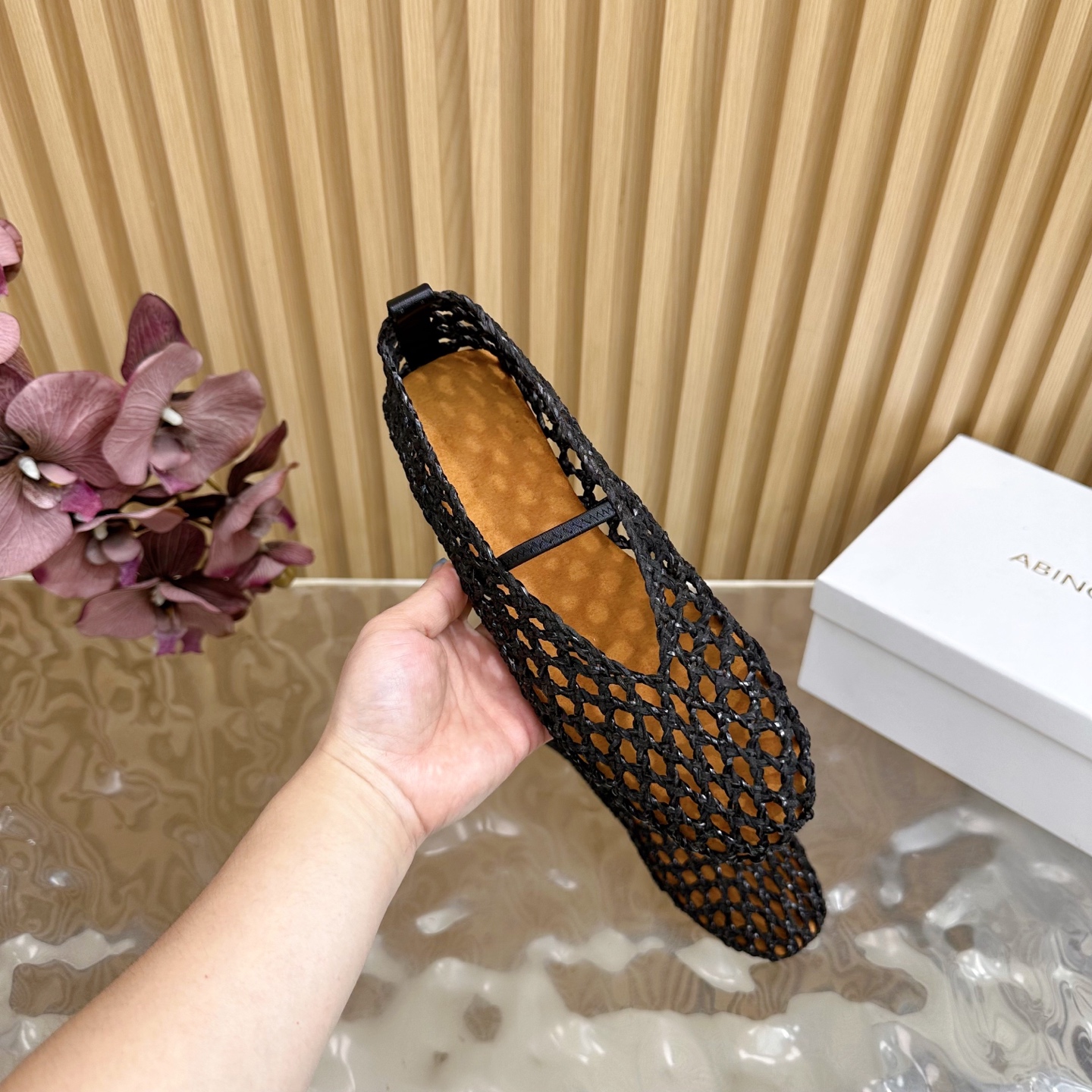 Fashion Trends of Summer 2025: Shiny Crystal-Coated Shoes with Velvet Pumping Foot. - 图片 7