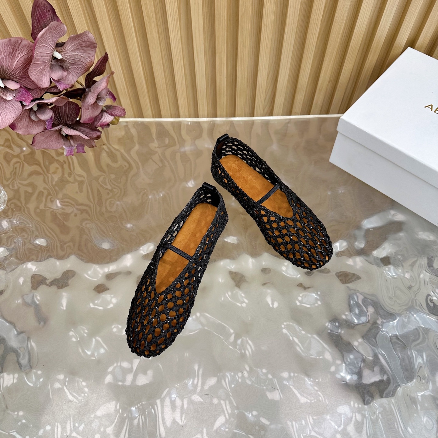 Fashion Trends of Summer 2025: Shiny Crystal-Coated Shoes with Velvet Pumping Foot. - 图片 9