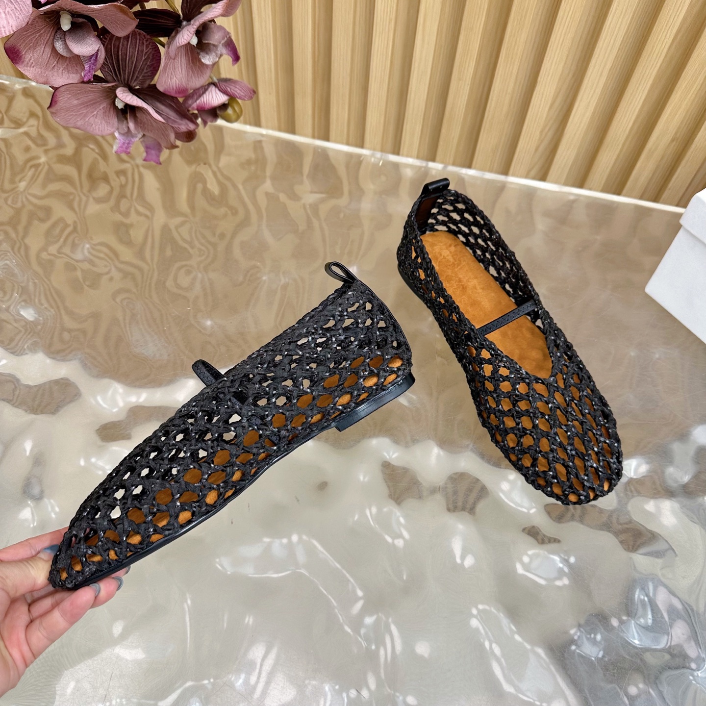 Fashion Trends of Summer 2025: Shiny Crystal-Coated Shoes with Velvet Pumping Foot. - 图片 6