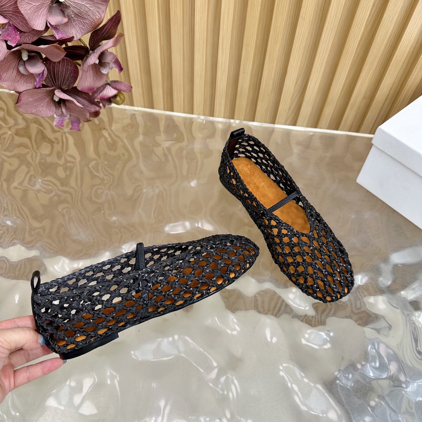 Fashion Trends of Summer 2025: Shiny Crystal-Coated Shoes with Velvet Pumping Foot. - 图片 8