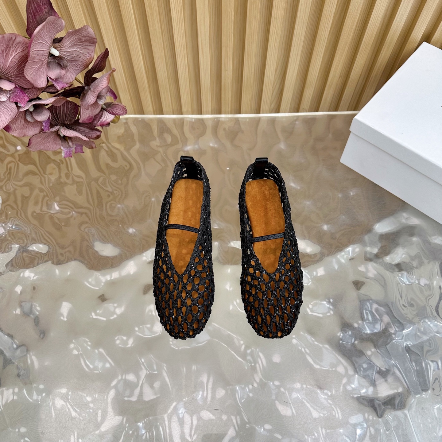 Fashion Trends of Summer 2025: Shiny Crystal-Coated Shoes with Velvet Pumping Foot. - 图片 4