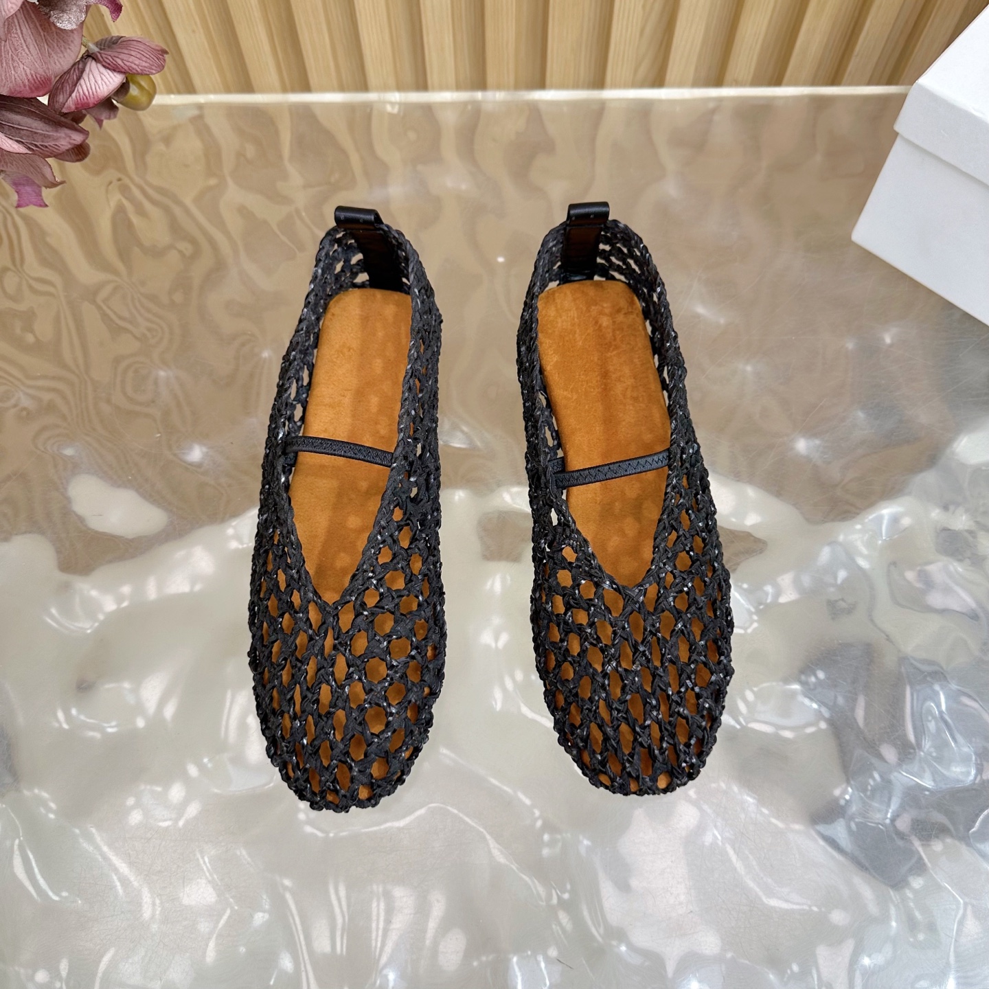 Fashion Trends of Summer 2025: Shiny Crystal-Coated Shoes with Velvet Pumping Foot. - 图片 5
