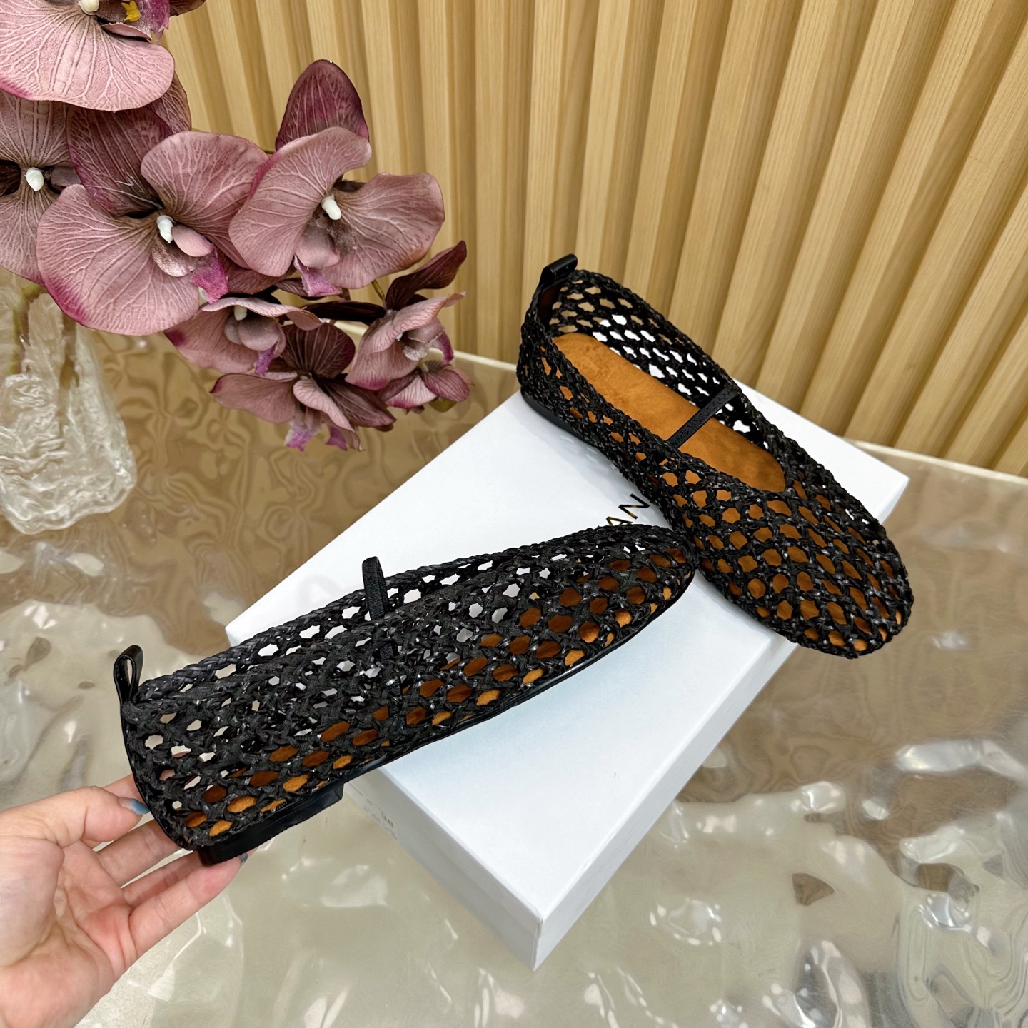 Fashion Trends of Summer 2025: Shiny Crystal-Coated Shoes with Velvet Pumping Foot. - 图片 3