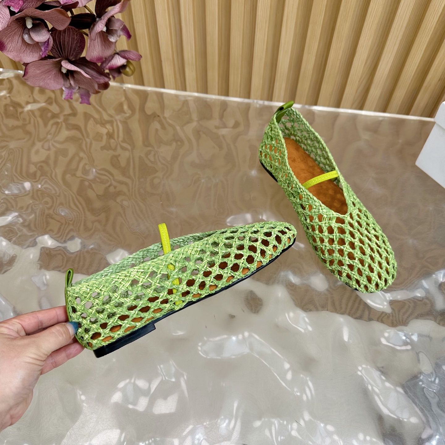Fashion Trends for Summer 2025: Crystal-Coated Monolith Shoes with Velvet Pumping Foot - 图片 8
