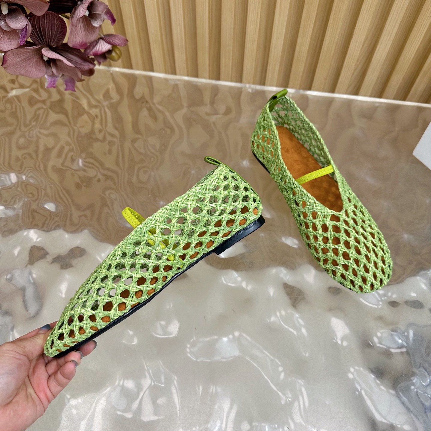 Fashion Trends for Summer 2025: Crystal-Coated Monolith Shoes with Velvet Pumping Foot - 图片 9