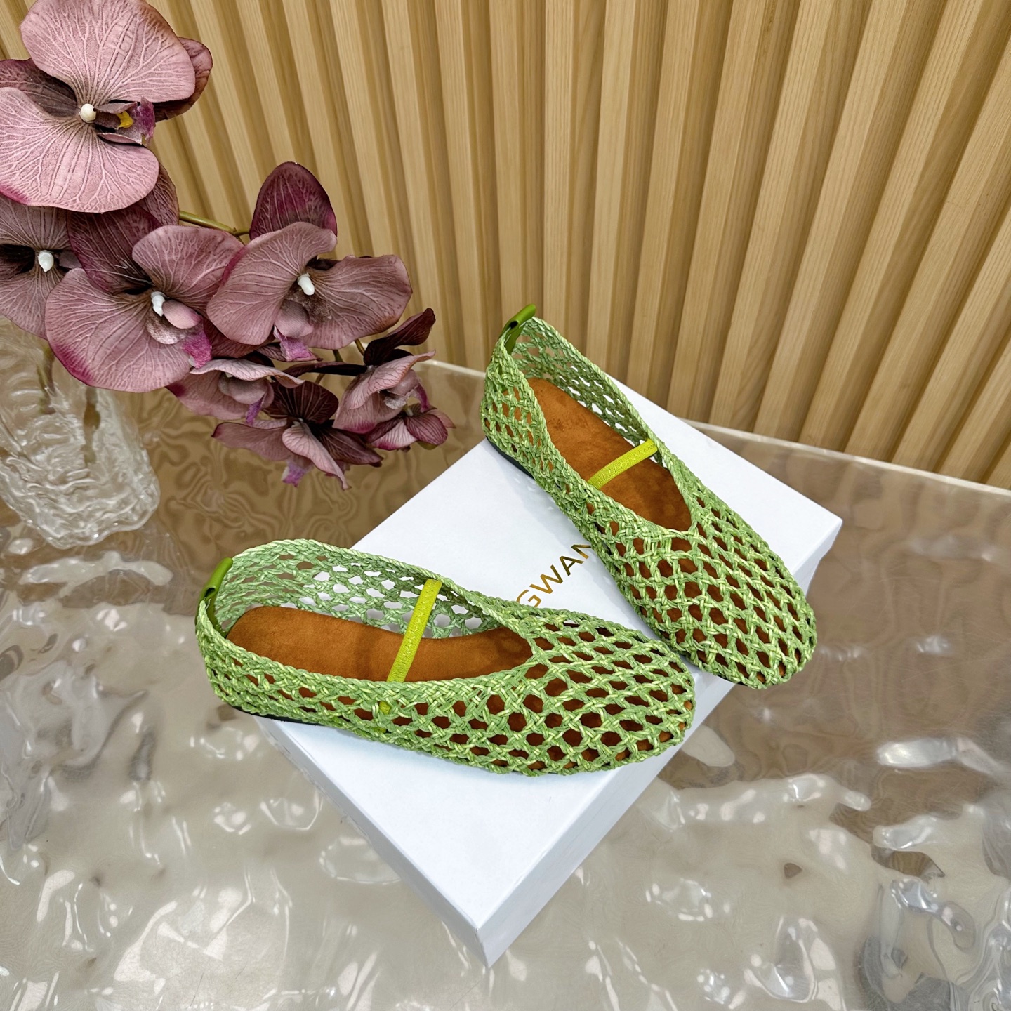 Fashion Trends for Summer 2025: Crystal-Coated Monolith Shoes with Velvet Pumping Foot - 图片 2