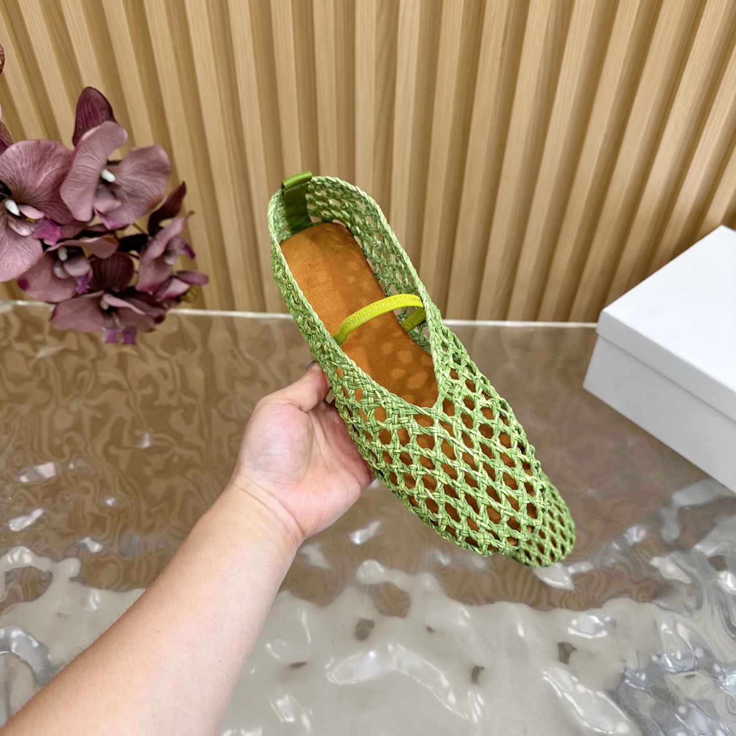 Fashion Trends for Summer 2025: Crystal-Coated Monolith Shoes with Velvet Pumping Foot - 图片 7