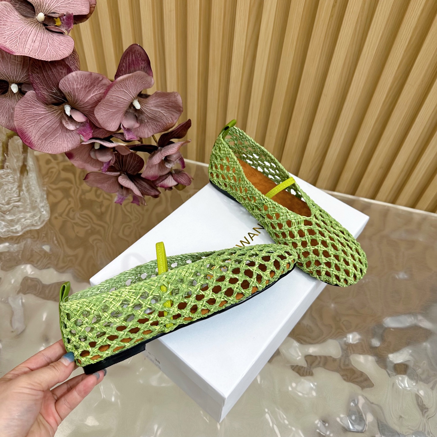 Fashion Trends for Summer 2025: Crystal-Coated Monolith Shoes with Velvet Pumping Foot - 图片 3