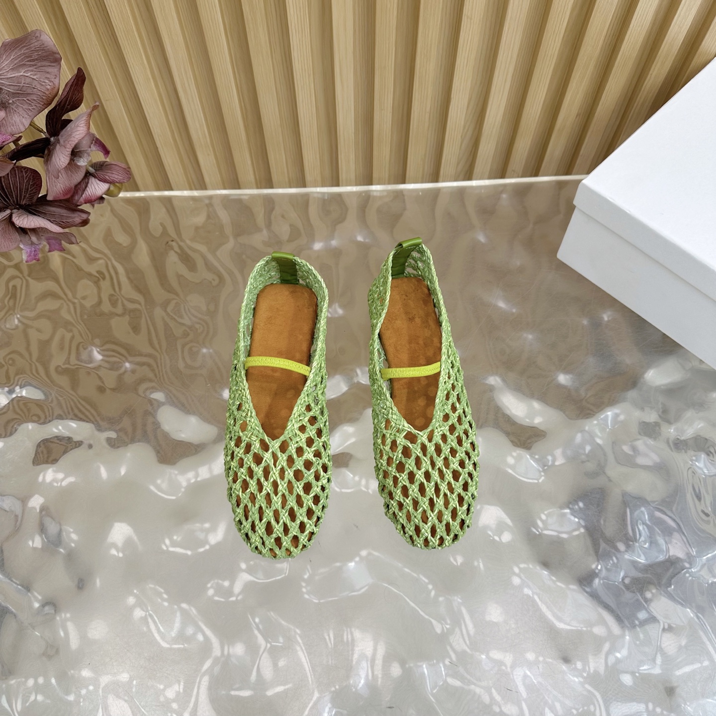 Fashion Trends for Summer 2025: Crystal-Coated Monolith Shoes with Velvet Pumping Foot - 图片 4
