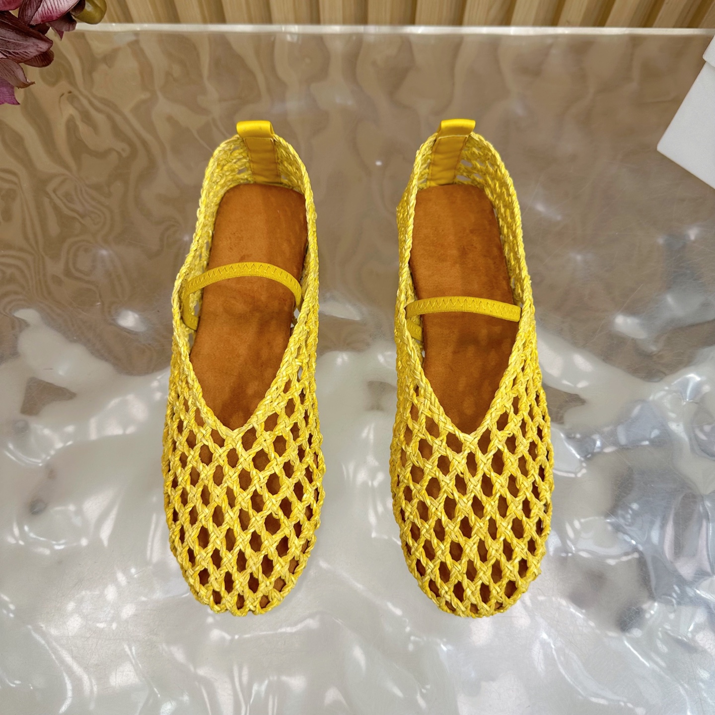 Fashion Trends for Summer 2025: Shiny Crystal-Coated Footwear with Velvet Pumping Foot. - 图片 5