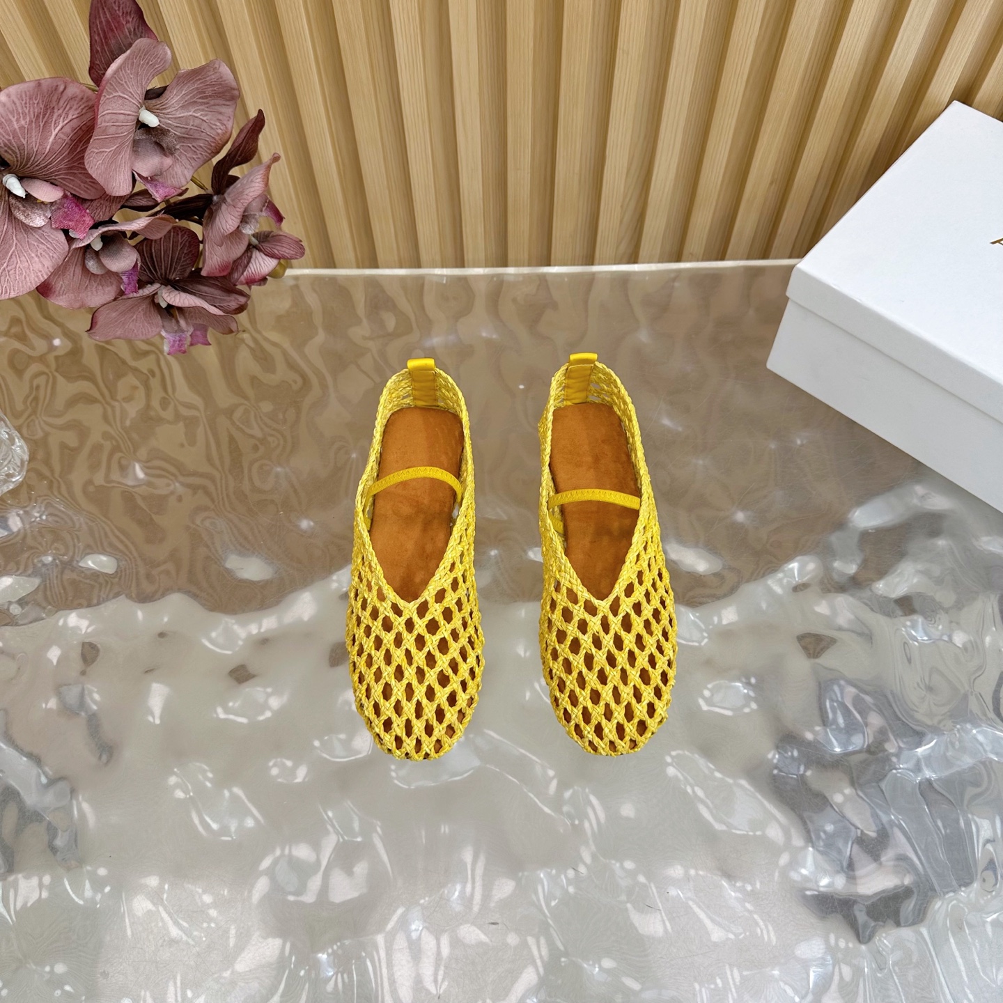 Fashion Trends for Summer 2025: Shiny Crystal-Coated Footwear with Velvet Pumping Foot. - 图片 4