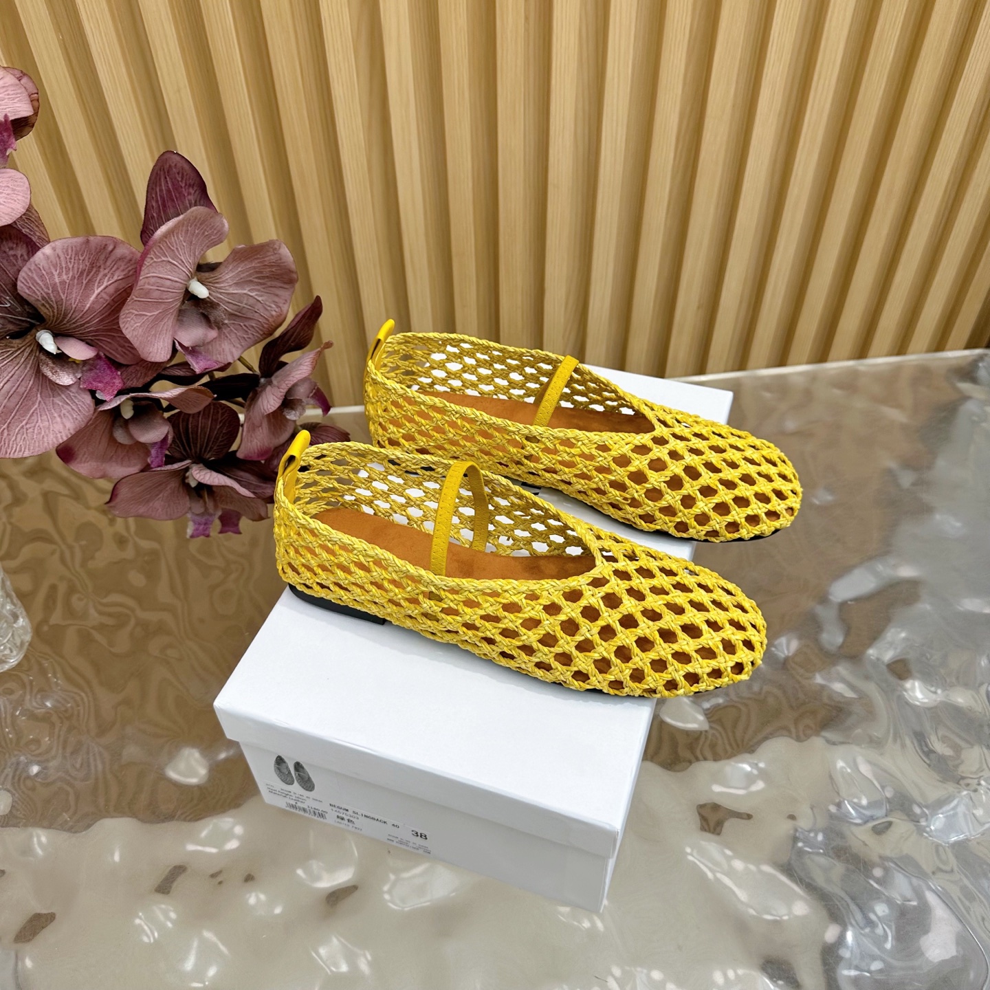 Fashion Trends for Summer 2025: Shiny Crystal-Coated Footwear with Velvet Pumping Foot.