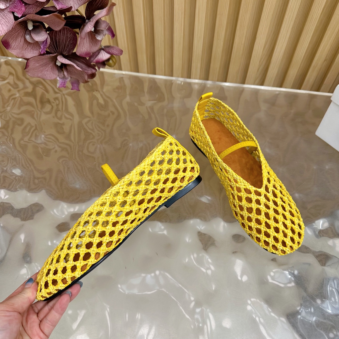 Fashion Trends for Summer 2025: Shiny Crystal-Coated Footwear with Velvet Pumping Foot. - 图片 9