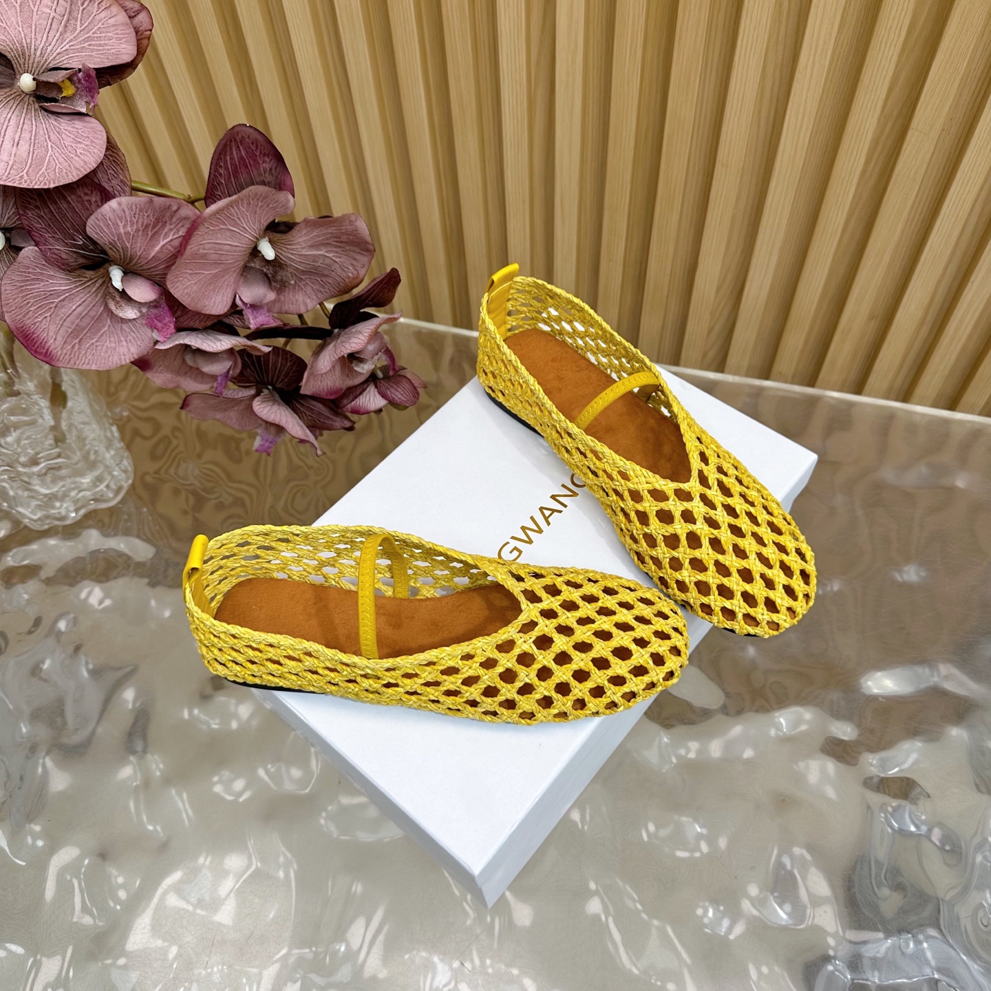 Fashion Trends for Summer 2025: Shiny Crystal-Coated Footwear with Velvet Pumping Foot. - 图片 2