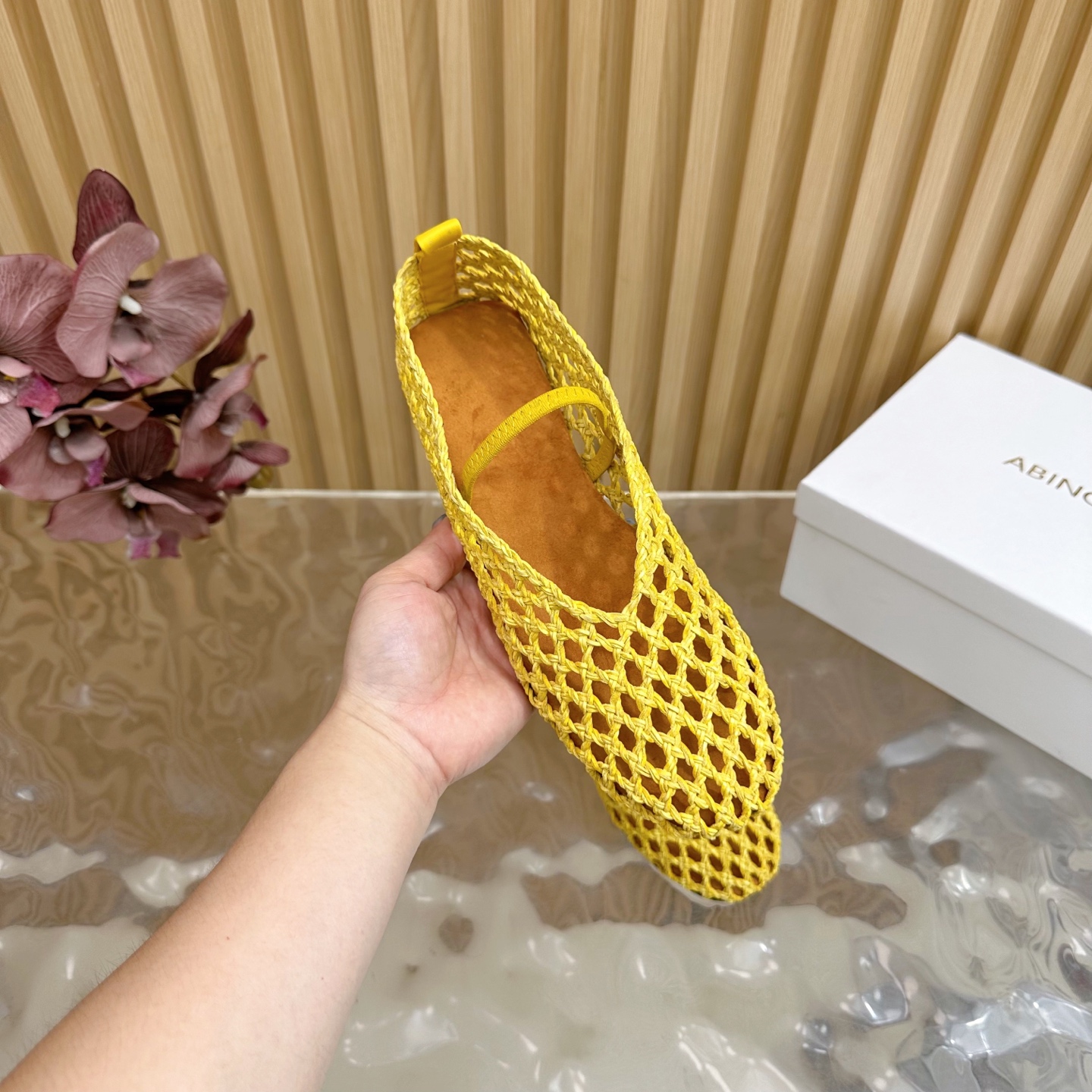 Fashion Trends for Summer 2025: Shiny Crystal-Coated Footwear with Velvet Pumping Foot. - 图片 8