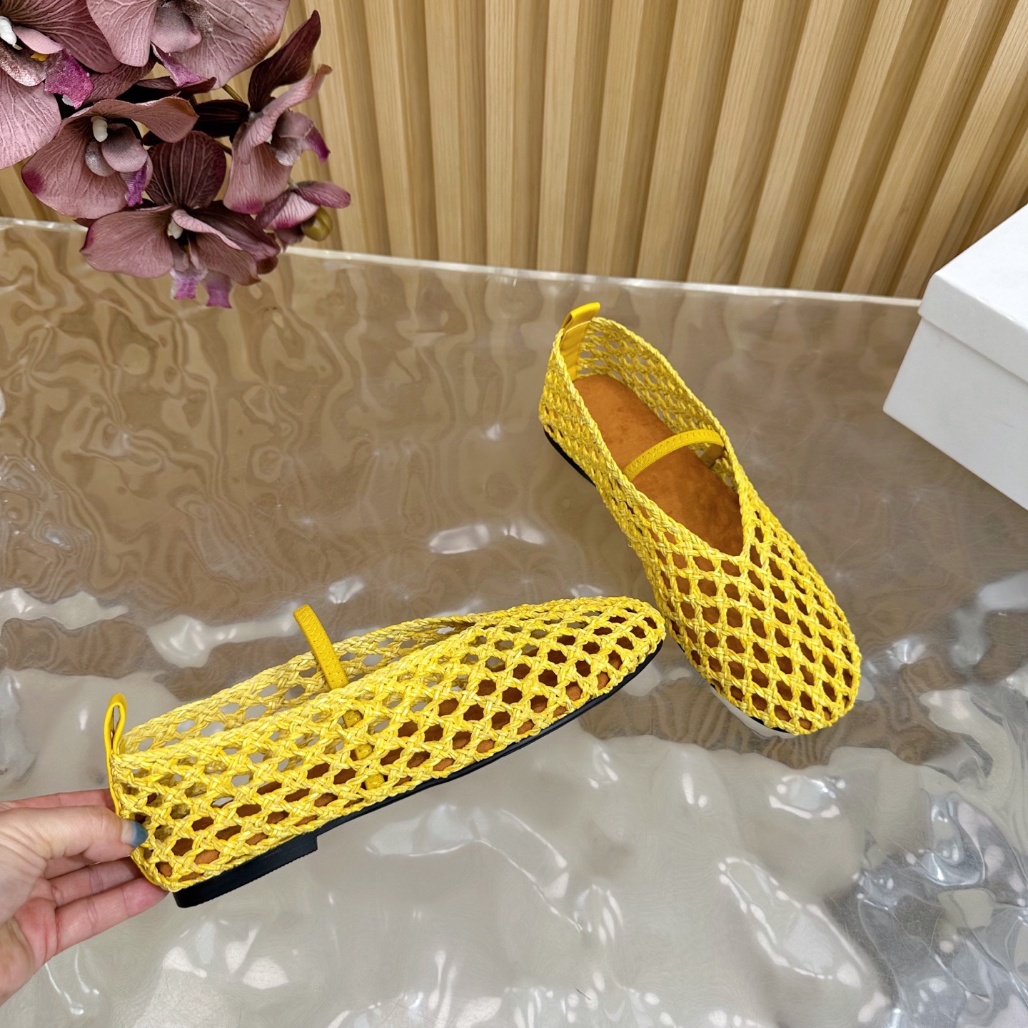 Fashion Trends for Summer 2025: Shiny Crystal-Coated Footwear with Velvet Pumping Foot. - 图片 6