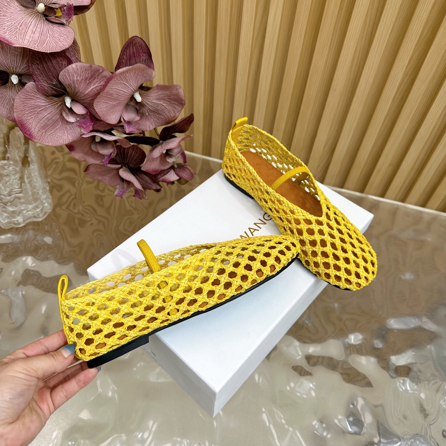 Fashion Trends for Summer 2025: Shiny Crystal-Coated Footwear with Velvet Pumping Foot. - 图片 3