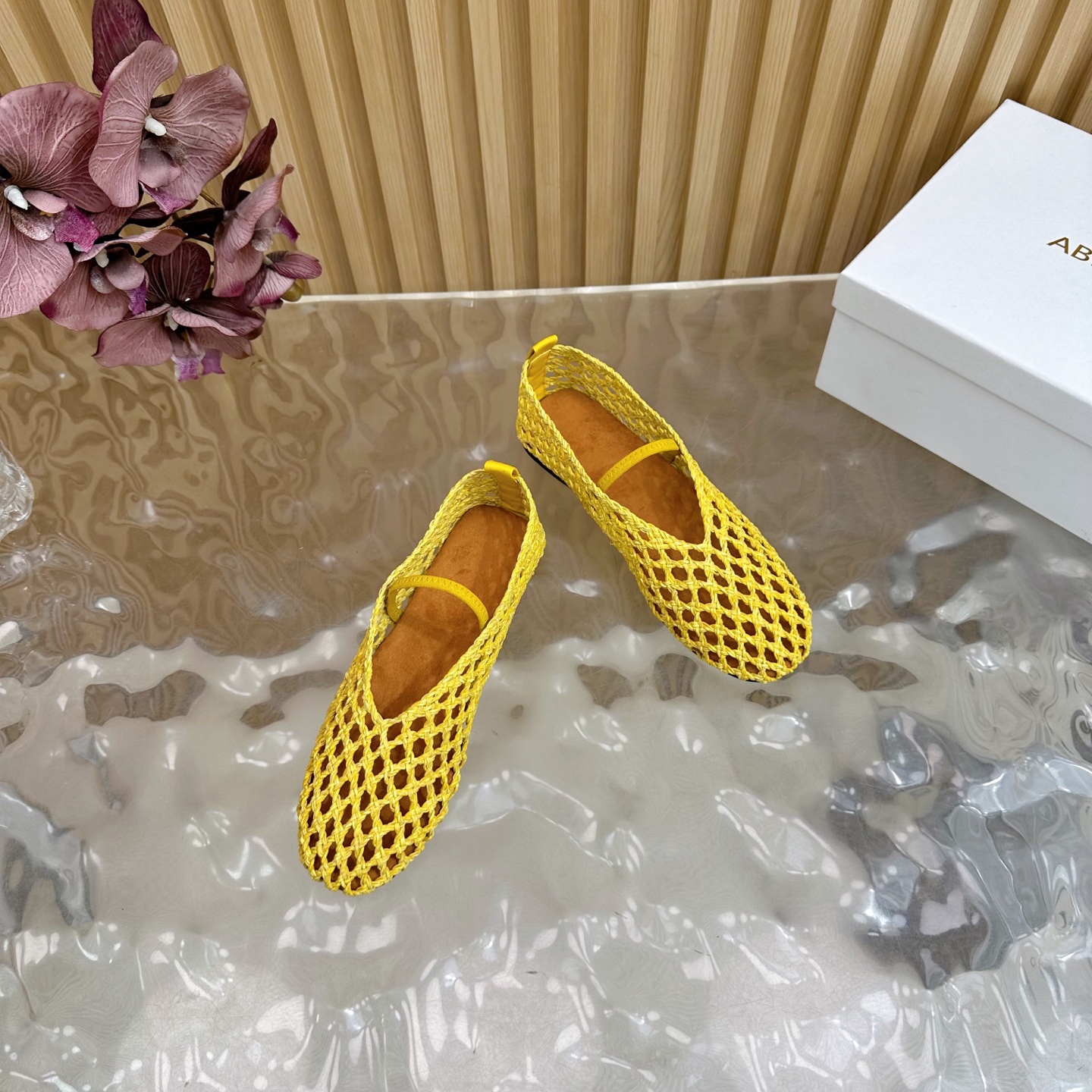 Fashion Trends for Summer 2025: Shiny Crystal-Coated Footwear with Velvet Pumping Foot. - 图片 7