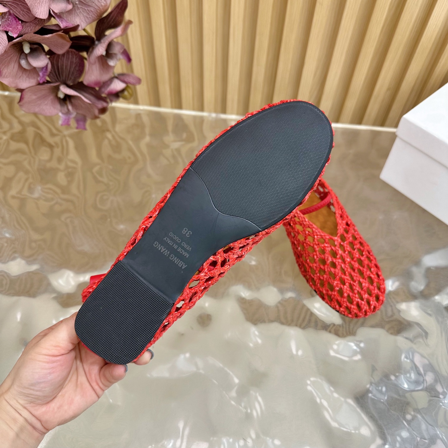 Fashion Trends for Summer 2025: Shiny Crystal-Coated Shoes with Velvet Details. - 图片 8