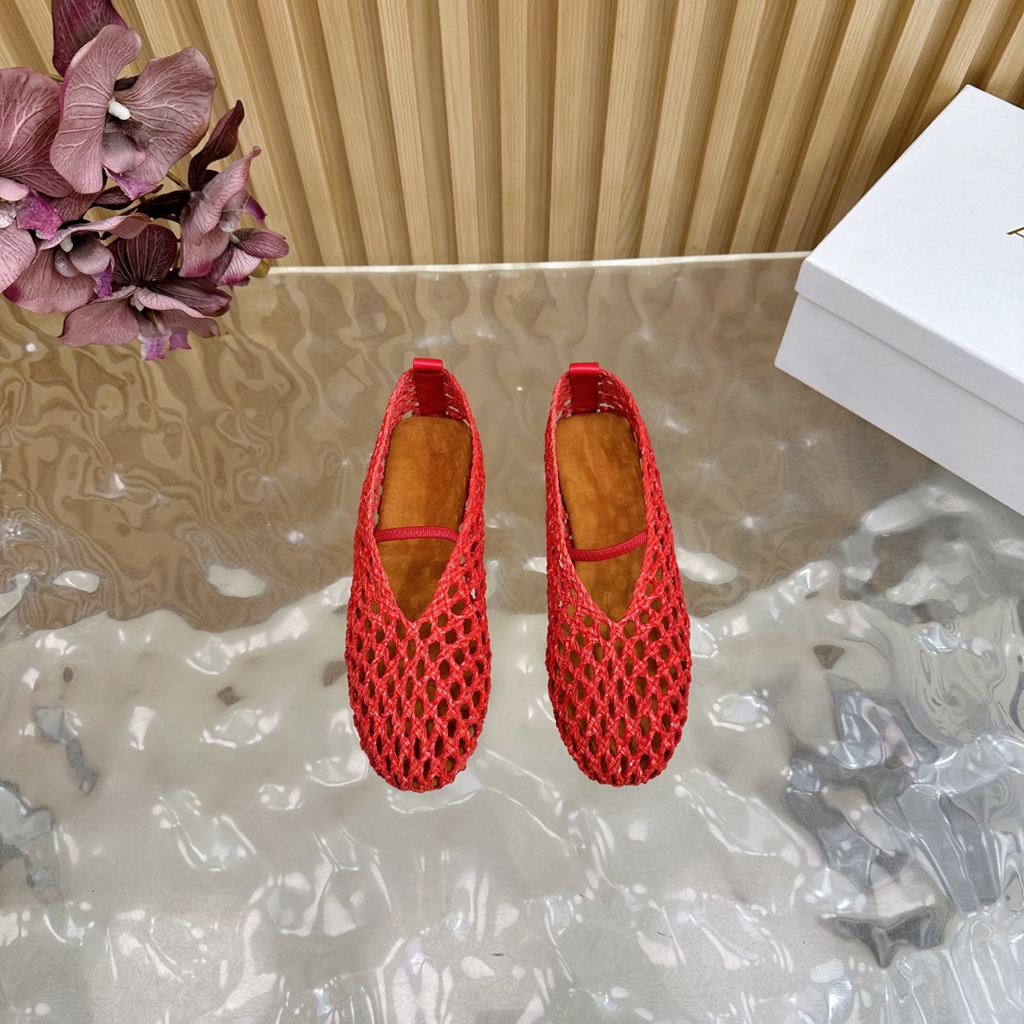 Fashion Trends for Summer 2025: Shiny Crystal-Coated Shoes with Velvet Details. - 图片 4